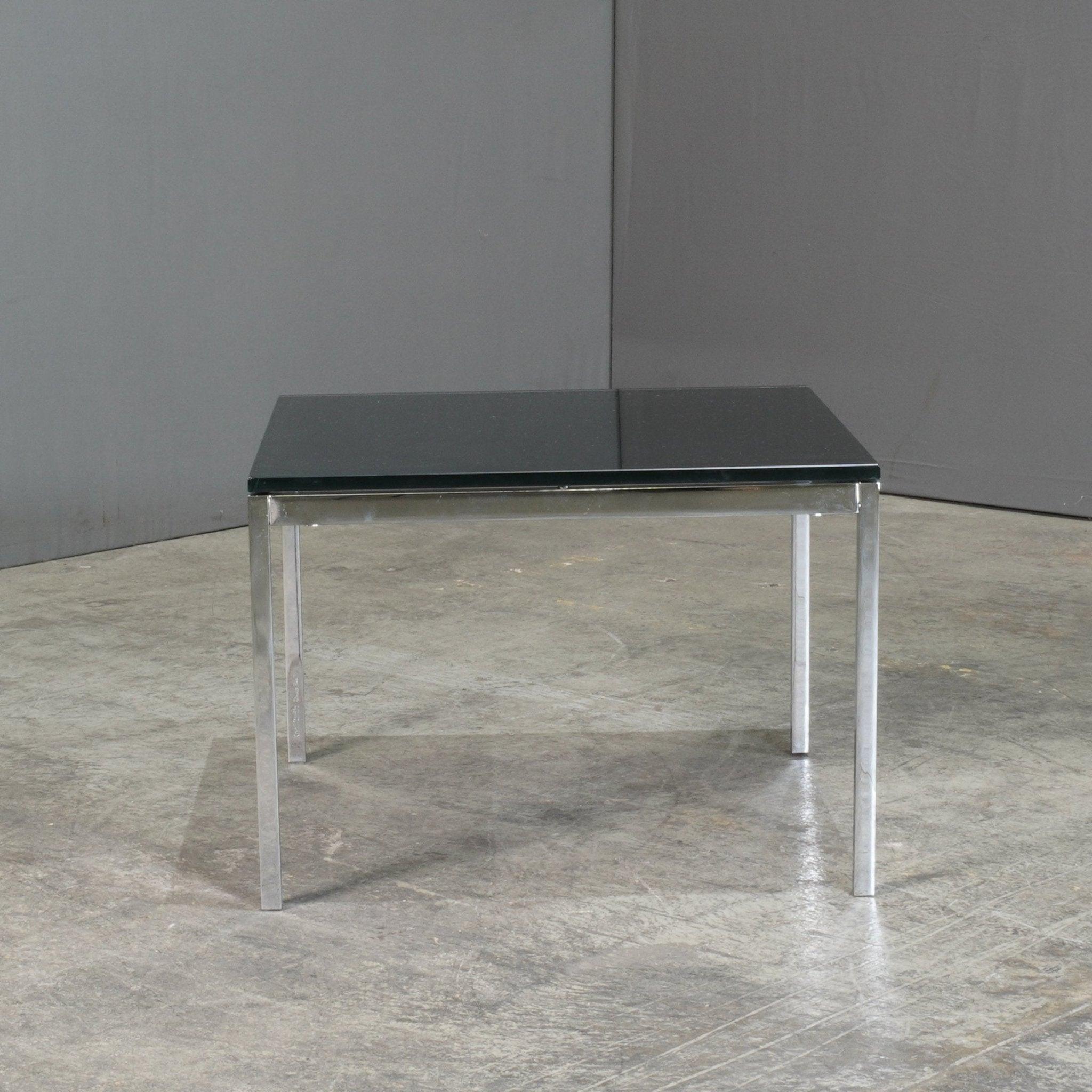 La table basse carrée en verre noir de Knoll est un parfait exemple de la philosophie du design minimaliste de Florence Knoll. Ce meuble moderne et élégant est doté d'un plateau en verre noir durable qui repose sur une base architecturale en chrome