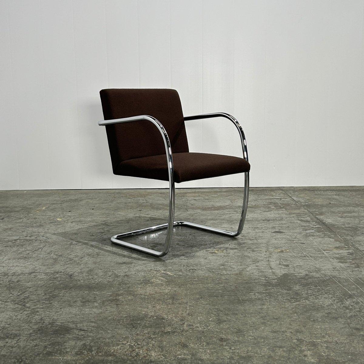 Introduce un toque de elegancia moderna en tu espacio con la Silla Tubular Marrón Brno de Ludwig Mies van der Rohe para Knoll. Esta icónica pieza presenta un elegante armazón tubular de acero, que le proporciona resistencia y estilo. El asiento y el