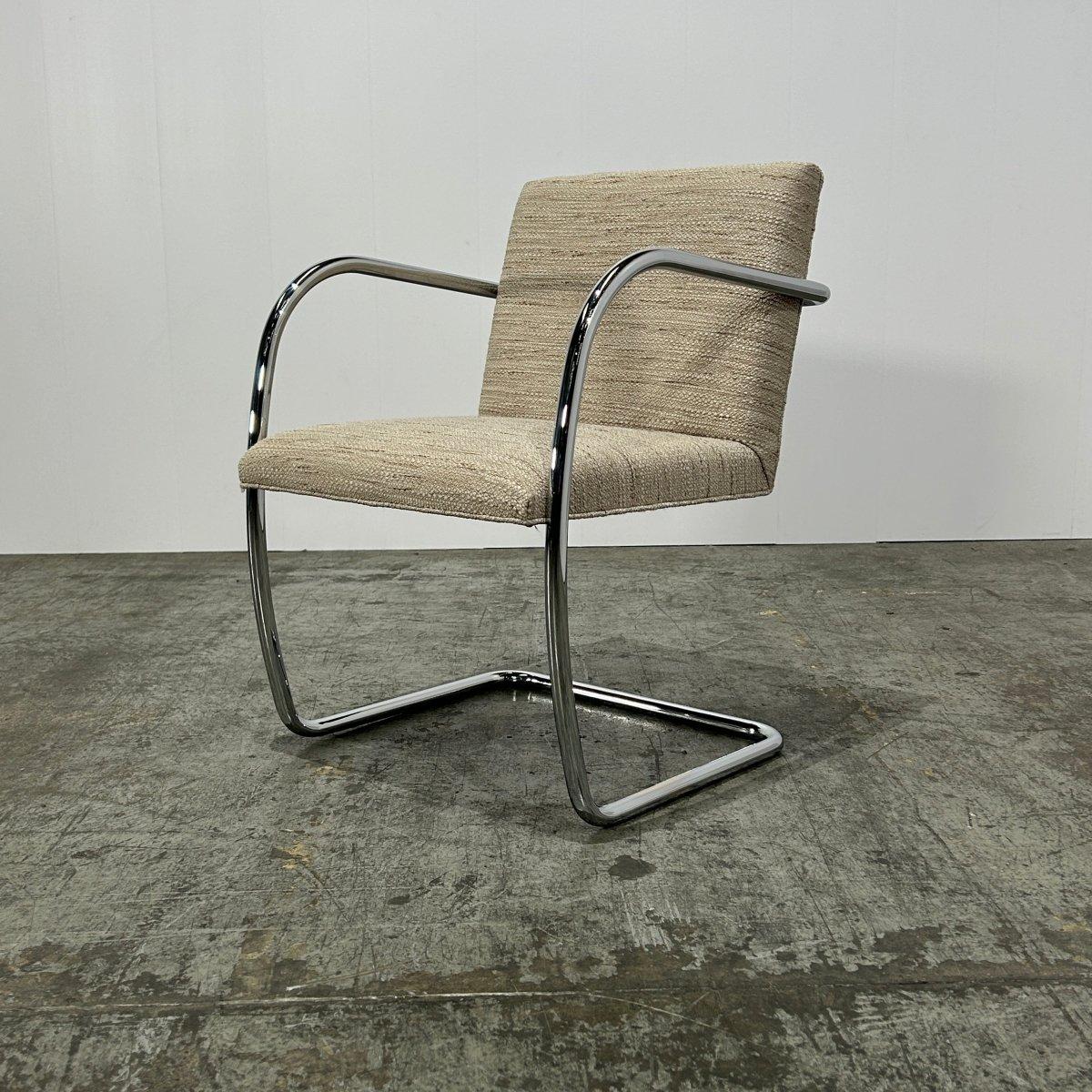 Introduci un tocco di moderna eleganza nel tuo spazio con la Sedia Tubolare Brno Cream di Ludwig Mies van der Rohe per Knoll. Questo pezzo iconico è caratterizzato da un'elegante struttura in tubolare d'acciaio che garantisce resistenza e stile. La
