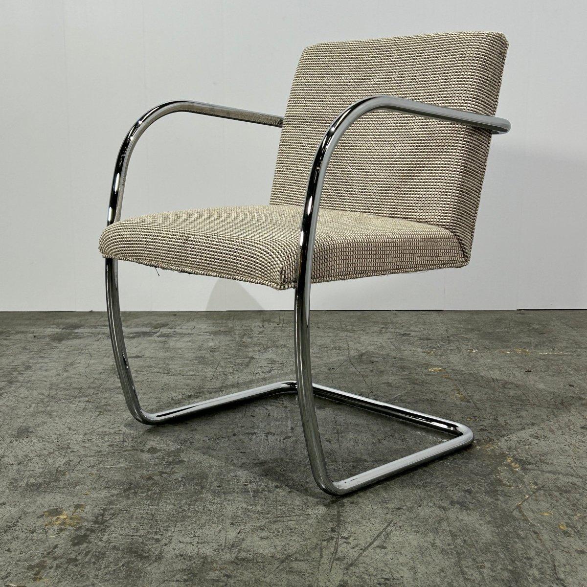 Introduisez une touche d'élégance moderne dans votre espace avec la chaise tubulaire Brno Grey de Ludwig Mies van der Rohe pour Knoll. Cette pièce emblématique est dotée d'un élégant cadre en acier tubulaire, qui lui confère à la fois solidité et