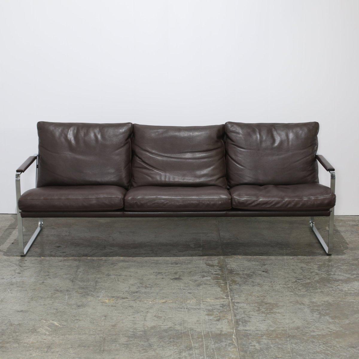 El Sofá Fabricius encarna el lujo atemporal y la sofisticación moderna. Diseñado con una meticulosa atención al detalle y fabricado con los mejores materiales, es una auténtica pieza para cualquier interior. La suave tapicería de cuero marrón ofrece