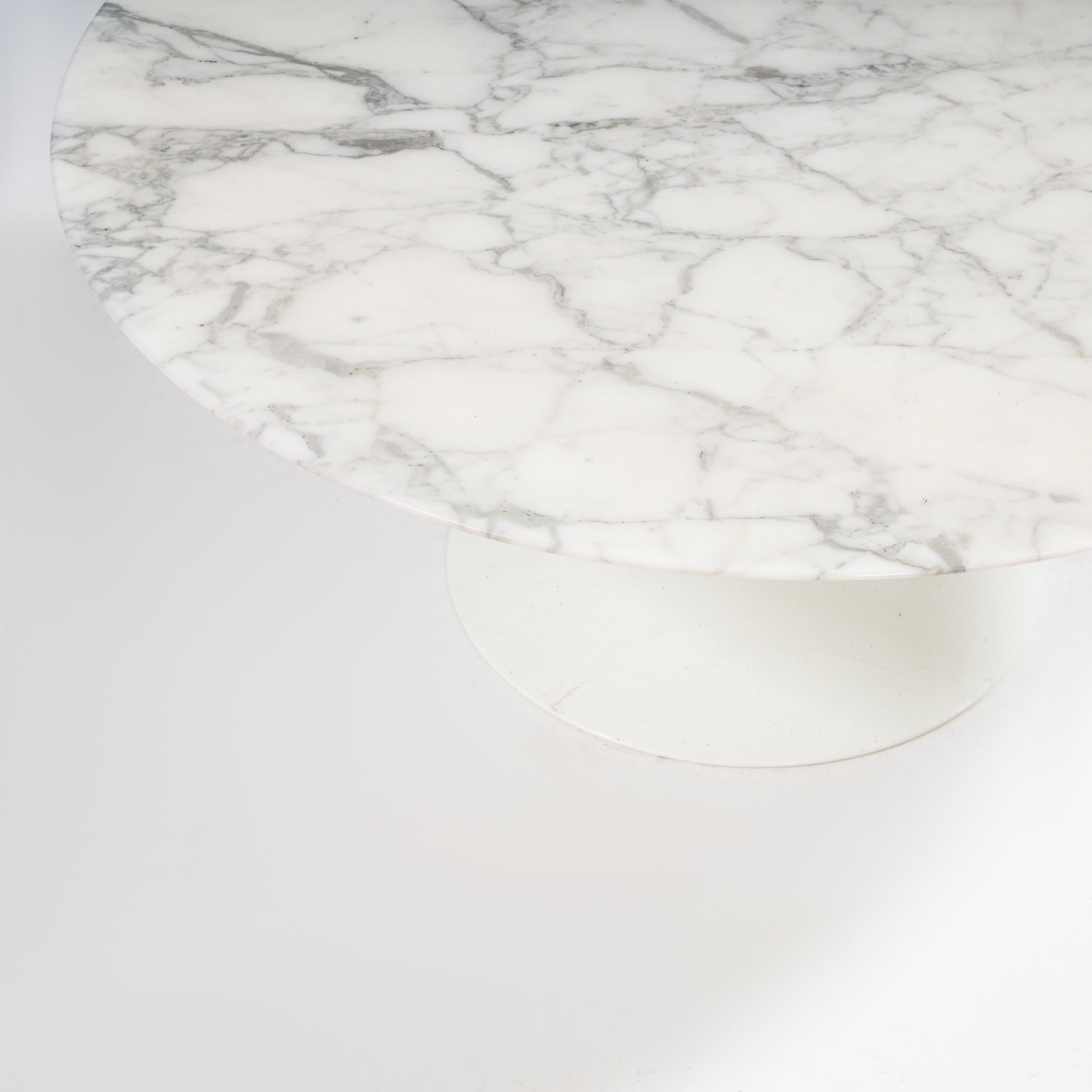  Knoll by Eero Saarinen Arabescato Marble Round Coffee Table In Good Condition In London, GB