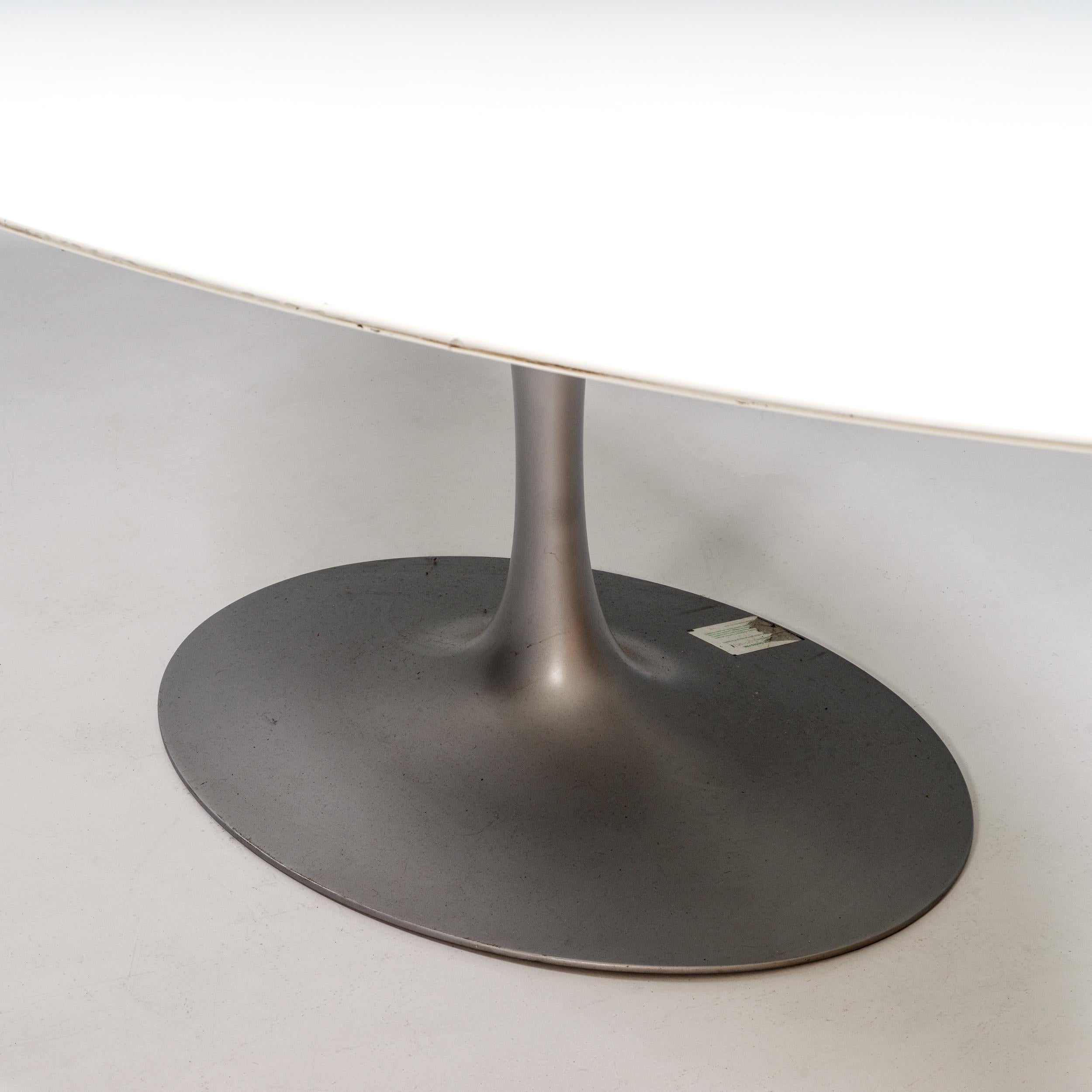 Mid-20th Century Knoll by Eero Saarinen White Oval Pedestal Dining Table