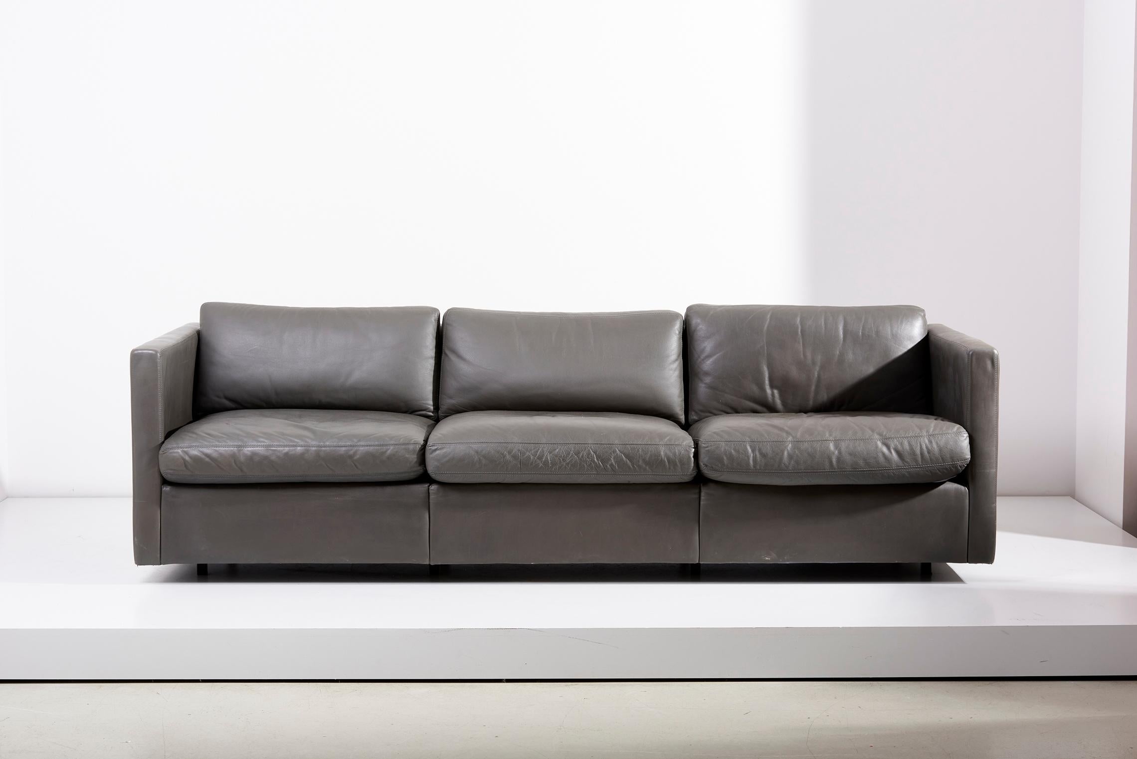 Ein originelles dreisitziges Ledersofa, das 1971 von Charles Pfister für Knoll entworfen wurde. Original graues Leder von Knoll. Gesamtabmessungen: 86