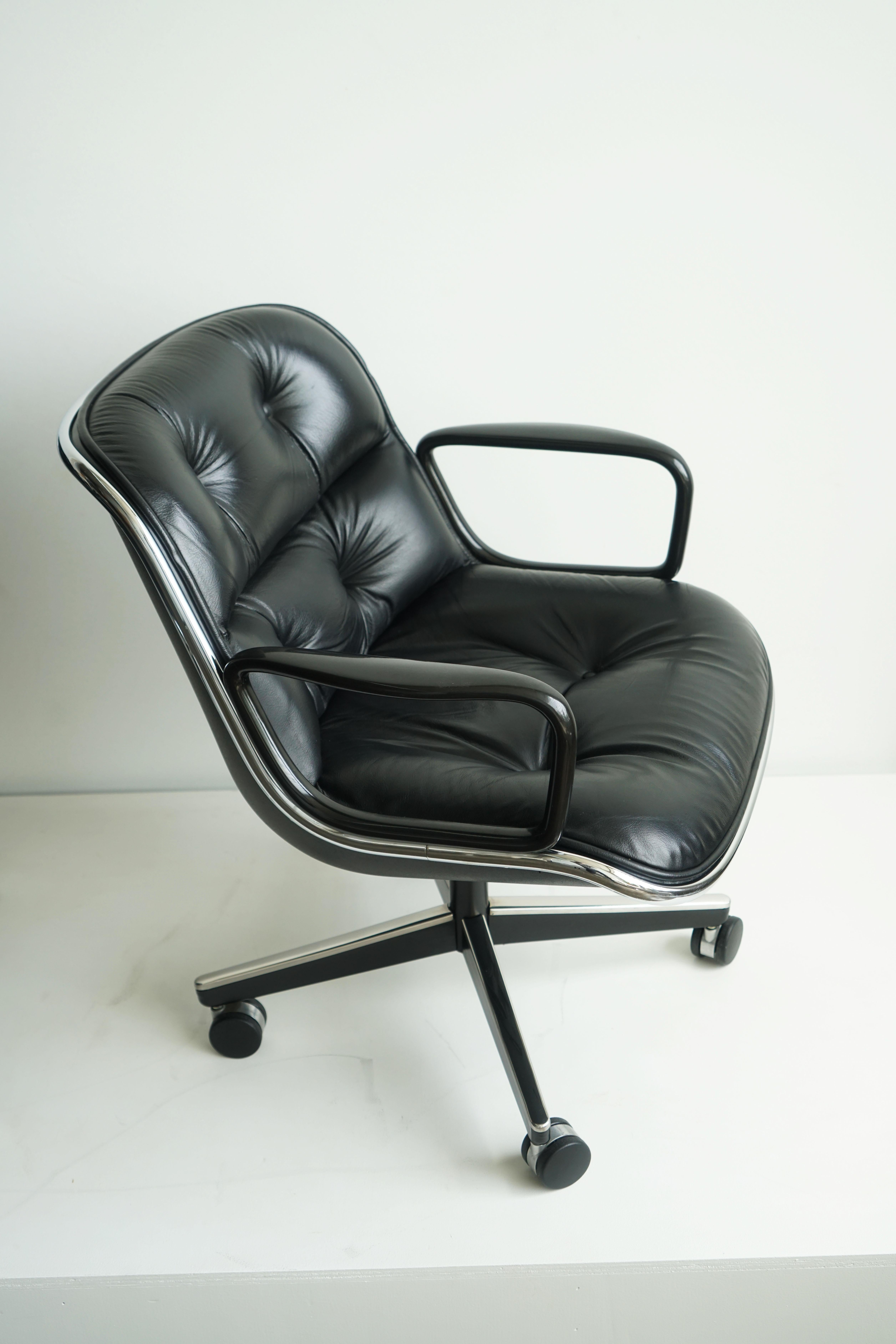 Chaises de bureau Charles Pollock en cuir noir Bon état - En vente à Chicago, IL