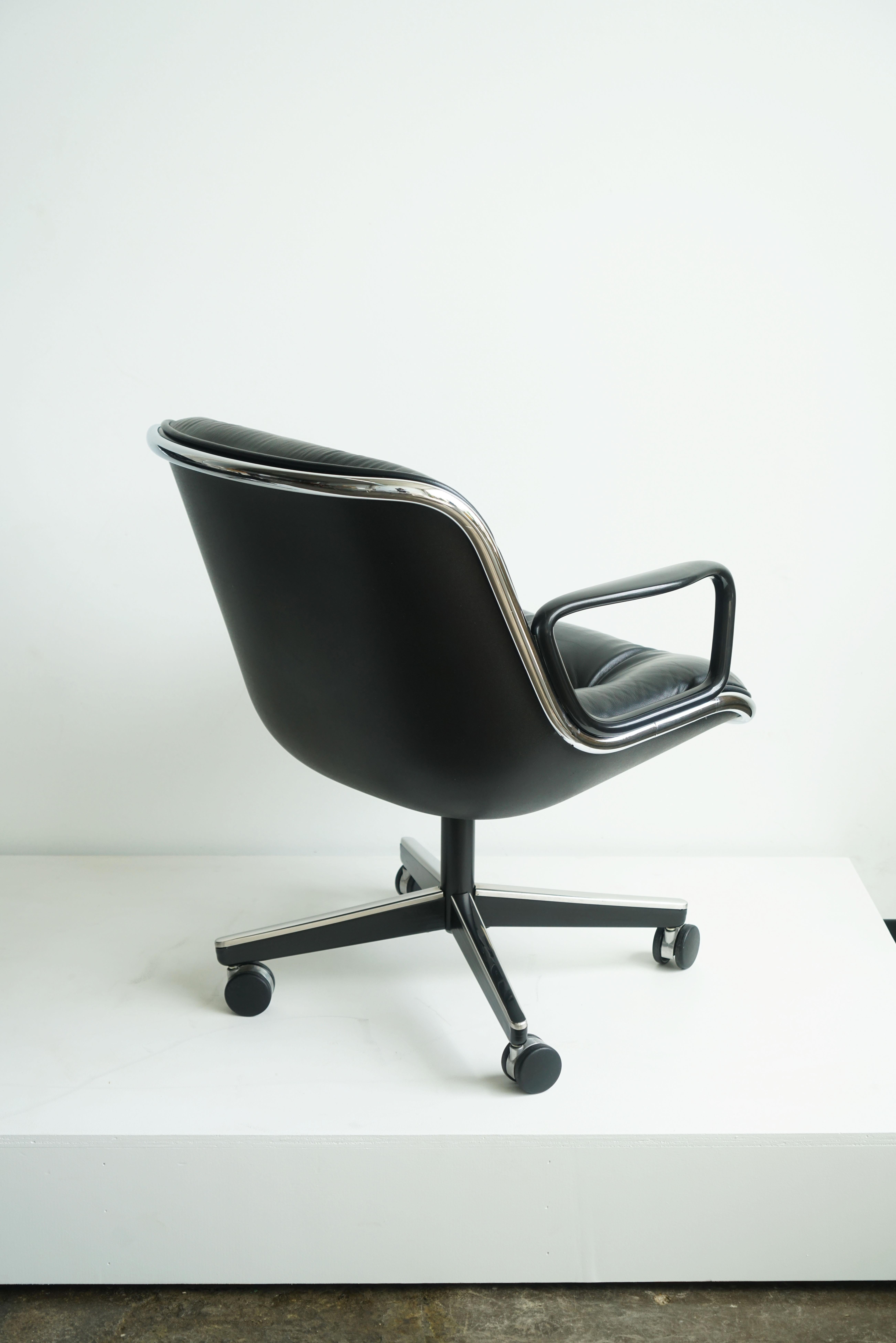Fin du 20e siècle Chaises de bureau Charles Pollock en cuir noir en vente
