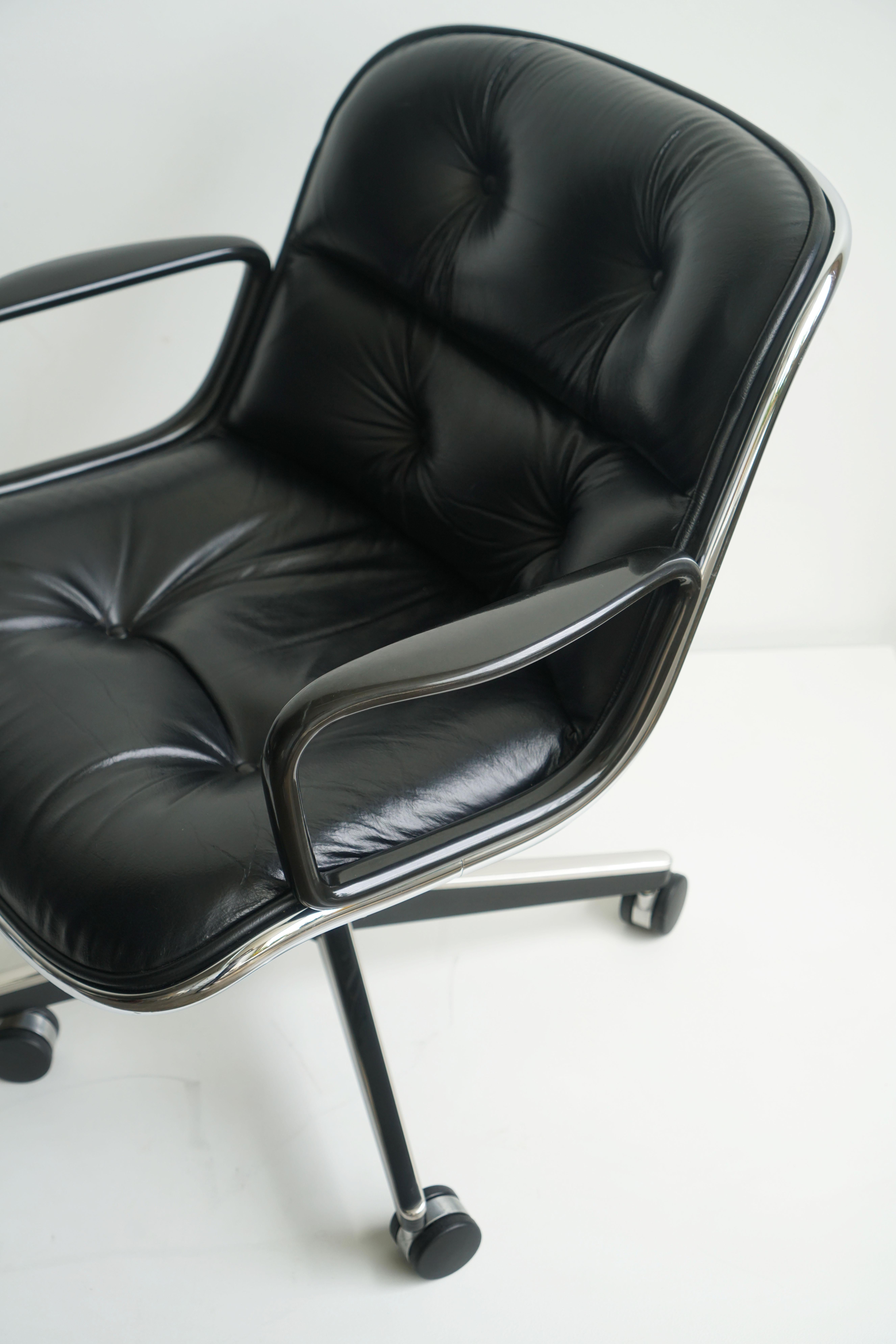 Cuir Chaises de bureau Charles Pollock en cuir noir en vente