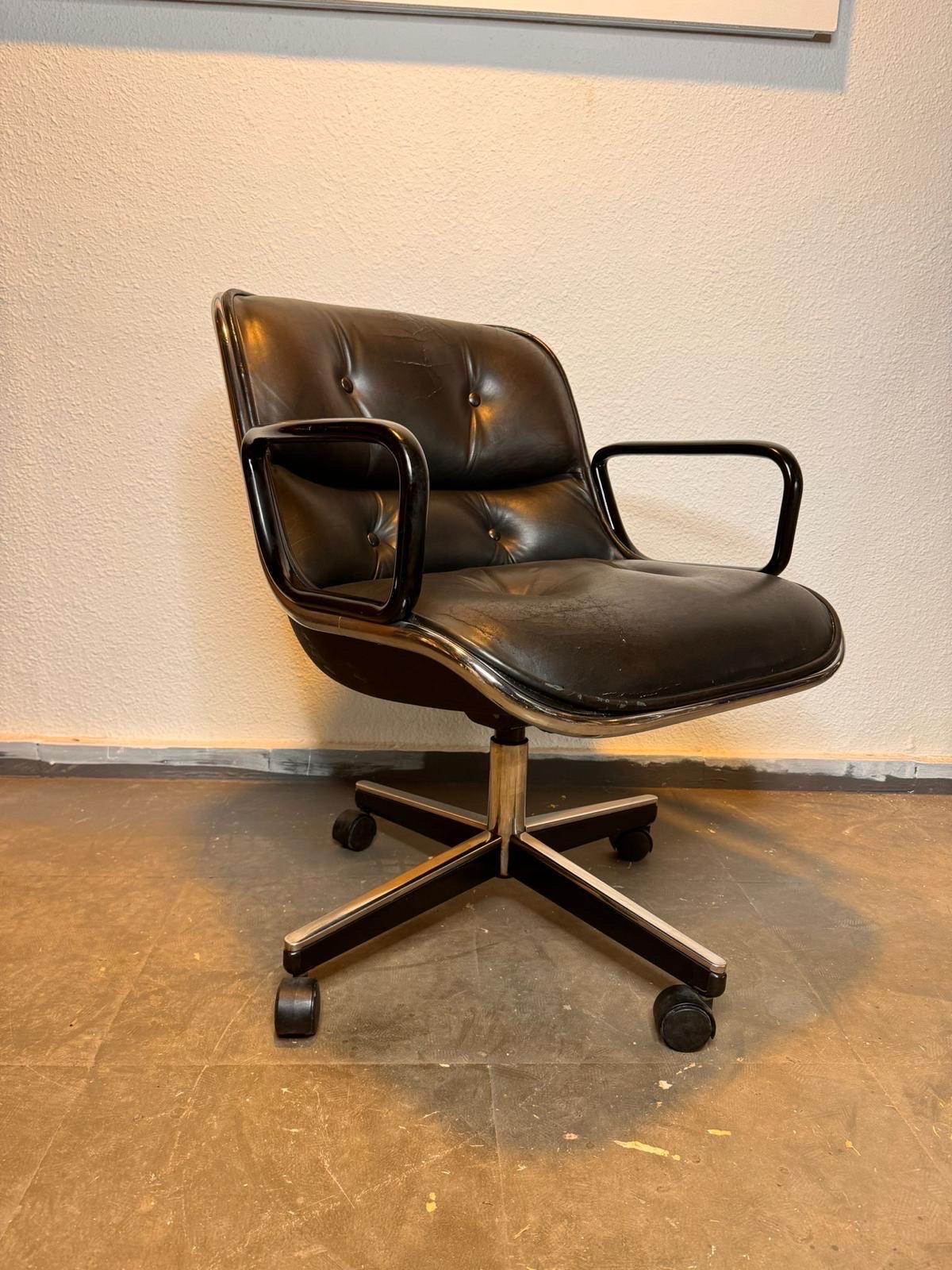 El refinamiento de la silla ejecutiva de mediados del siglo XX de Charles Pollock (1963) se reduce para brindar comodidad, capaz de inspirar grandes ideas en un asiento ergonómicamente intuitivo. Pollock, que trabajó en la oficina de George Nelson