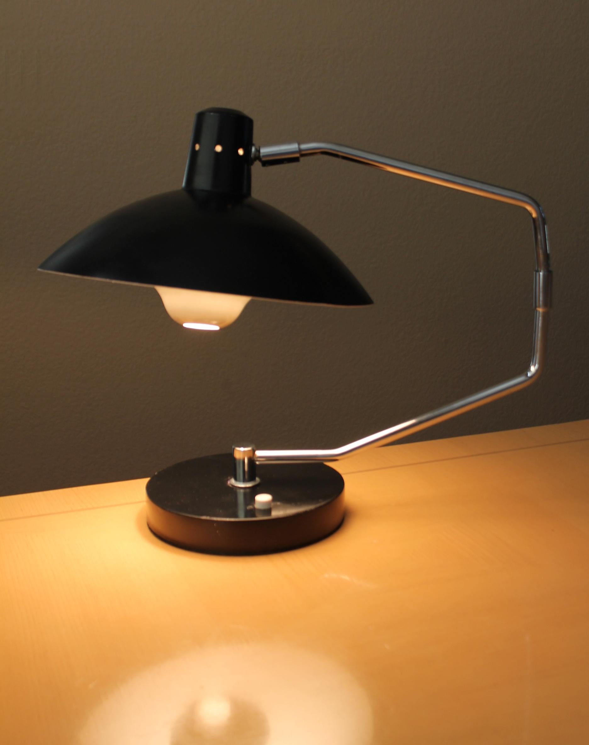 CLAY MICHIE FÜR KNOLL
SCHREIBTISCHLAMPE MIT BEWEGLICHER UNTERTASSE
NO. 8
SELTEN MIT GLÜHBIRNEN-DIFFUSOR

ABMESSUNGEN: Ungefähr 17