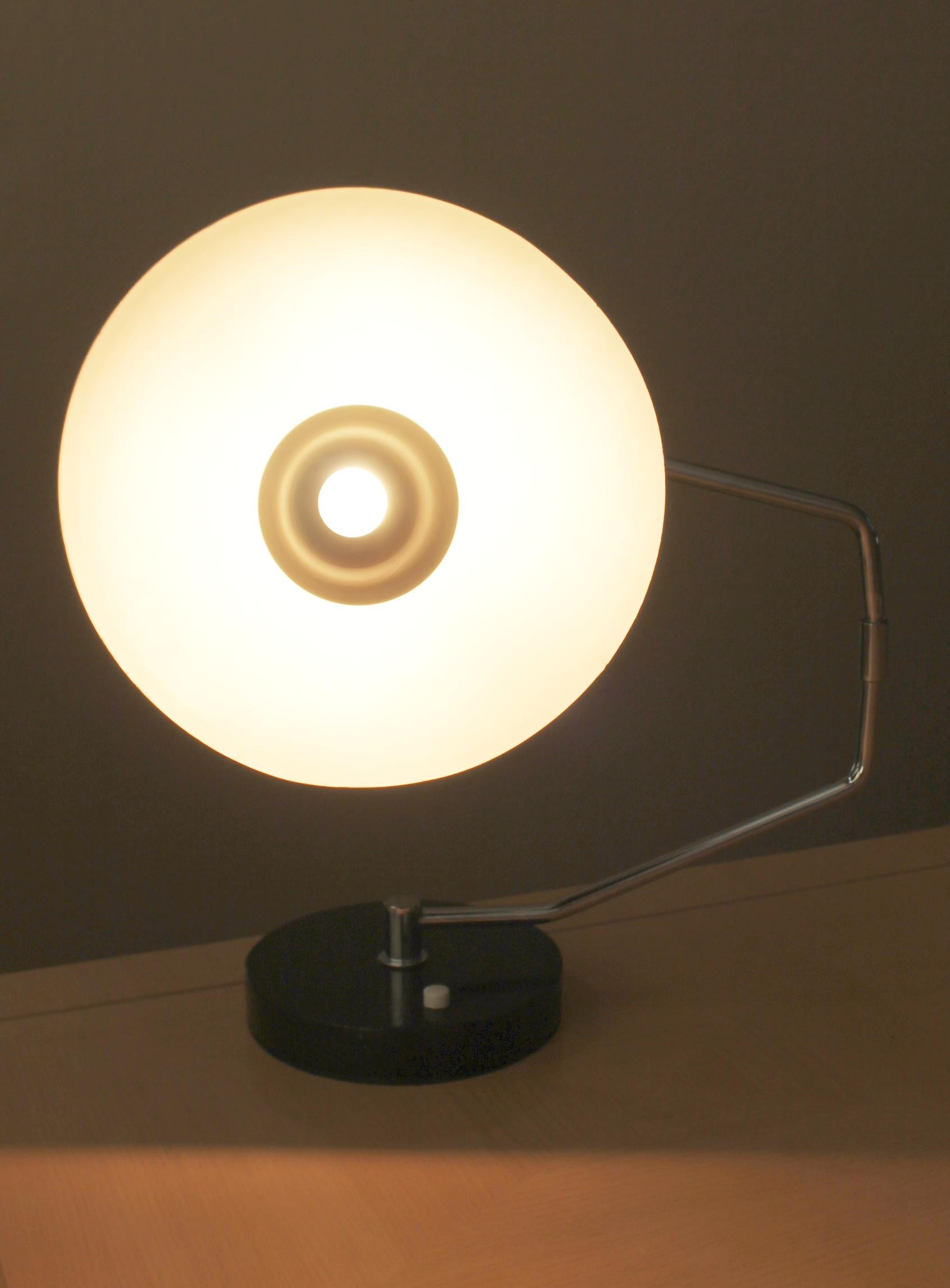 Knoll Clay Michie Schwenkarm Untertasse Schreibtischlampe, 1950er Mid Century Atomic MCM Licht im Zustand „Gut“ im Angebot in Peoria, AZ
