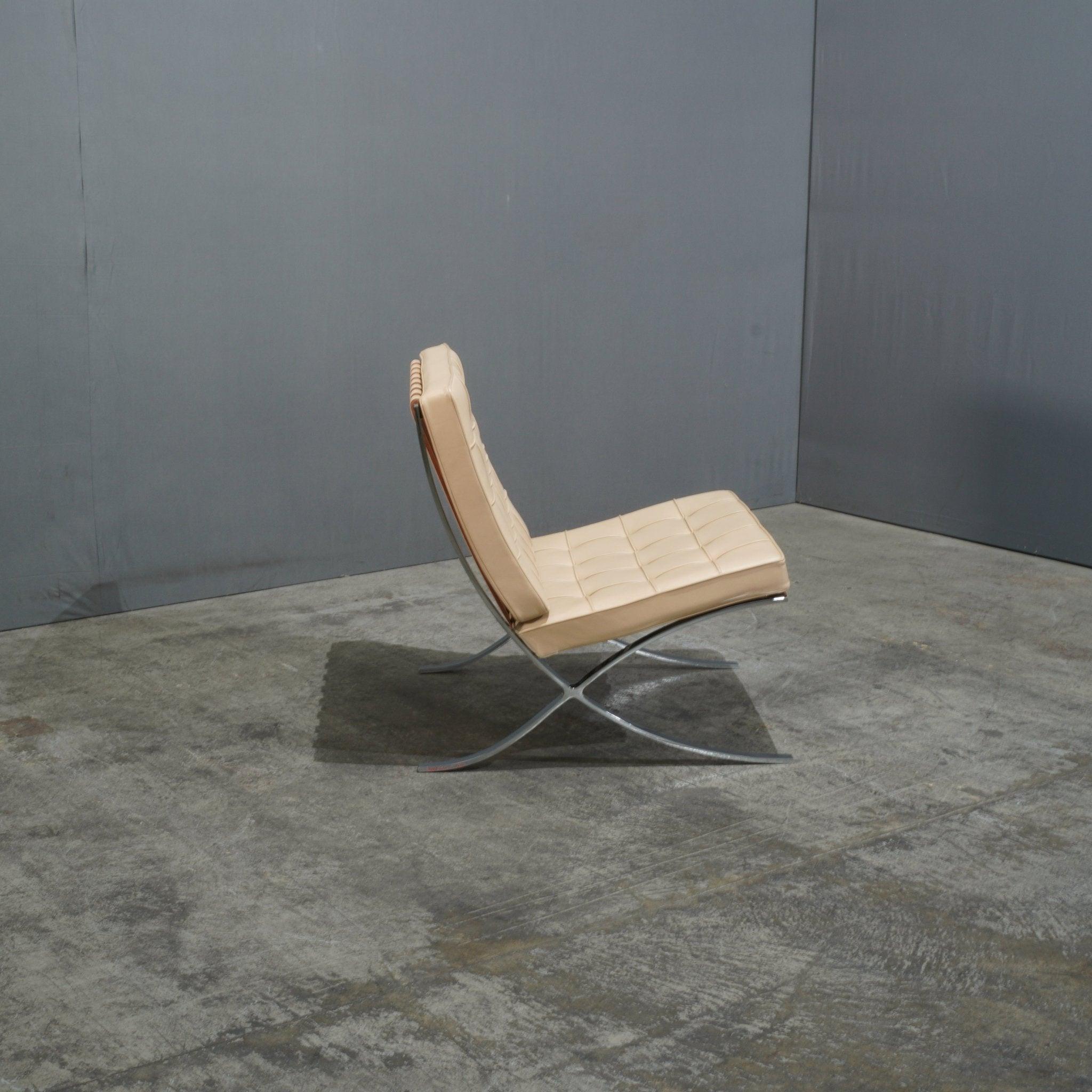 Knoll Cream Leather Barcelona Lounge Chair by Mies van der Rohe In Good Condition In Basildon, London