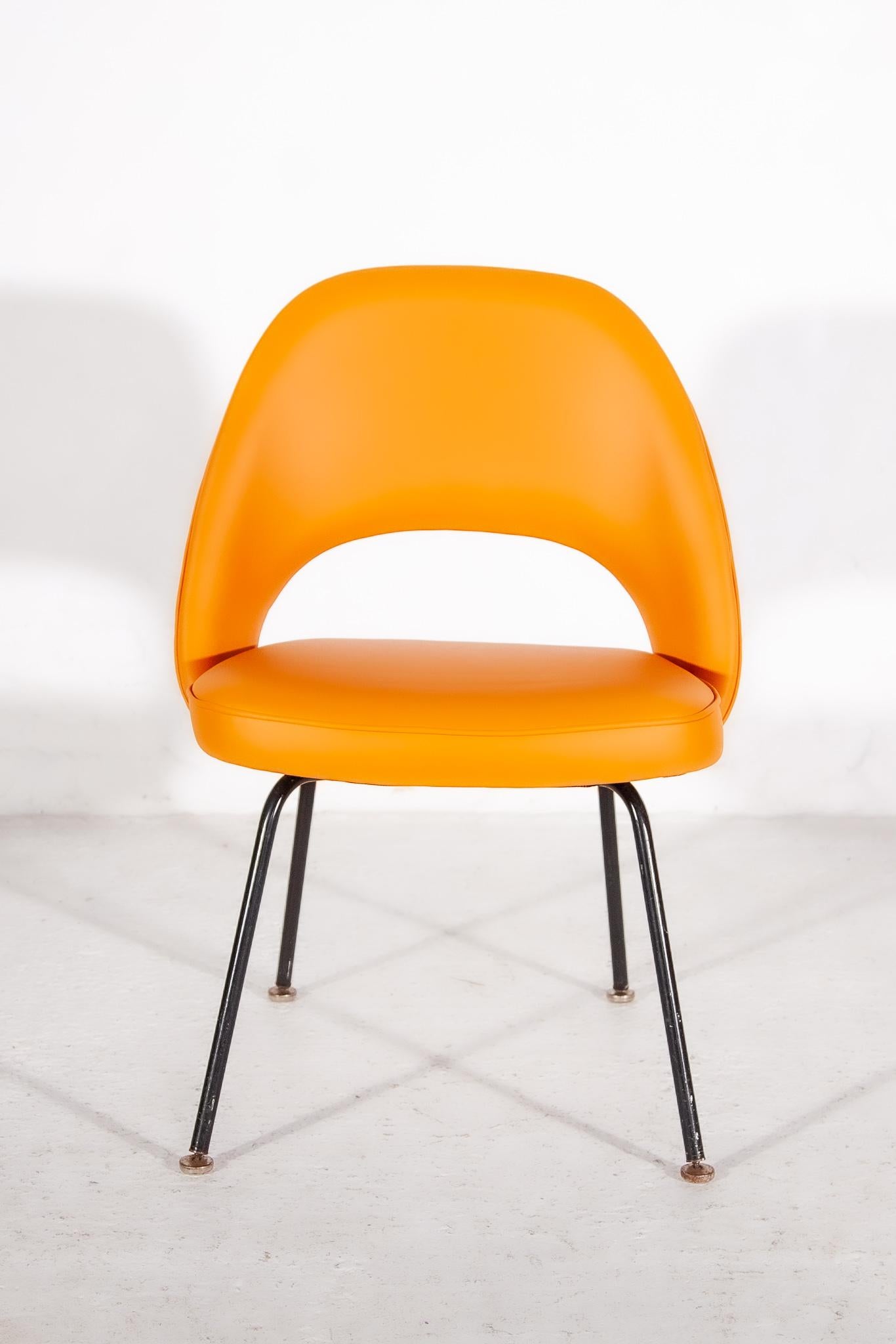 Satz von vier armlosen Chefsesseln von Eero Saarinen für Knoll International. Stühle haben ein Label auf der Unterseite KNOLL International.

Erleben Sie einen der Grundpfeiler des modernen Möbeldesigns mit dem Saarinen Executive Chair mit