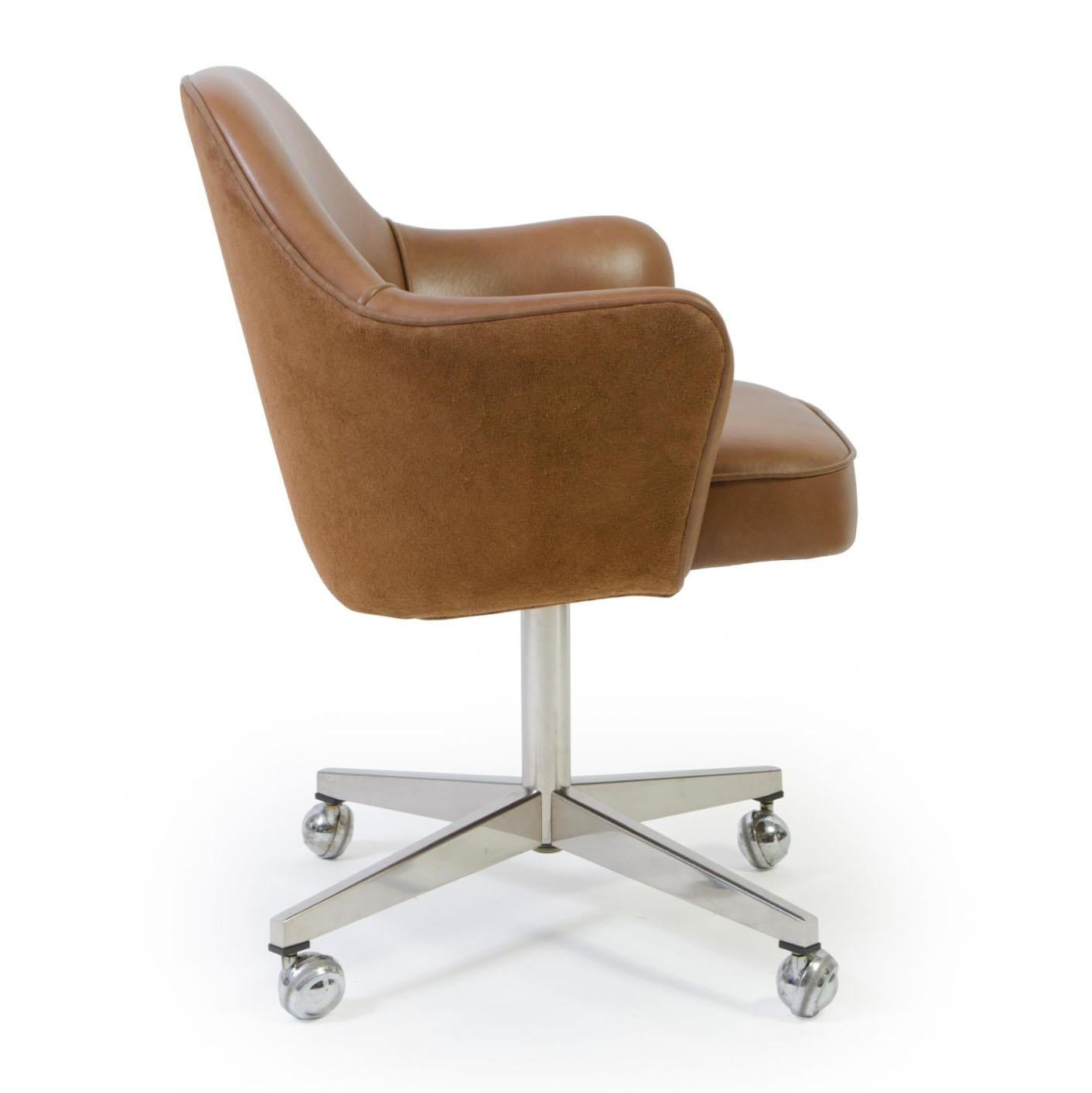Depuis des années, Montage restaure des fauteuils de direction Saarinen dans tous les tissus possibles et imaginables, dans son propre atelier. Nous avons restauré ces chaises dans un cuir italien souple de couleur selle, en utilisant le côté daim