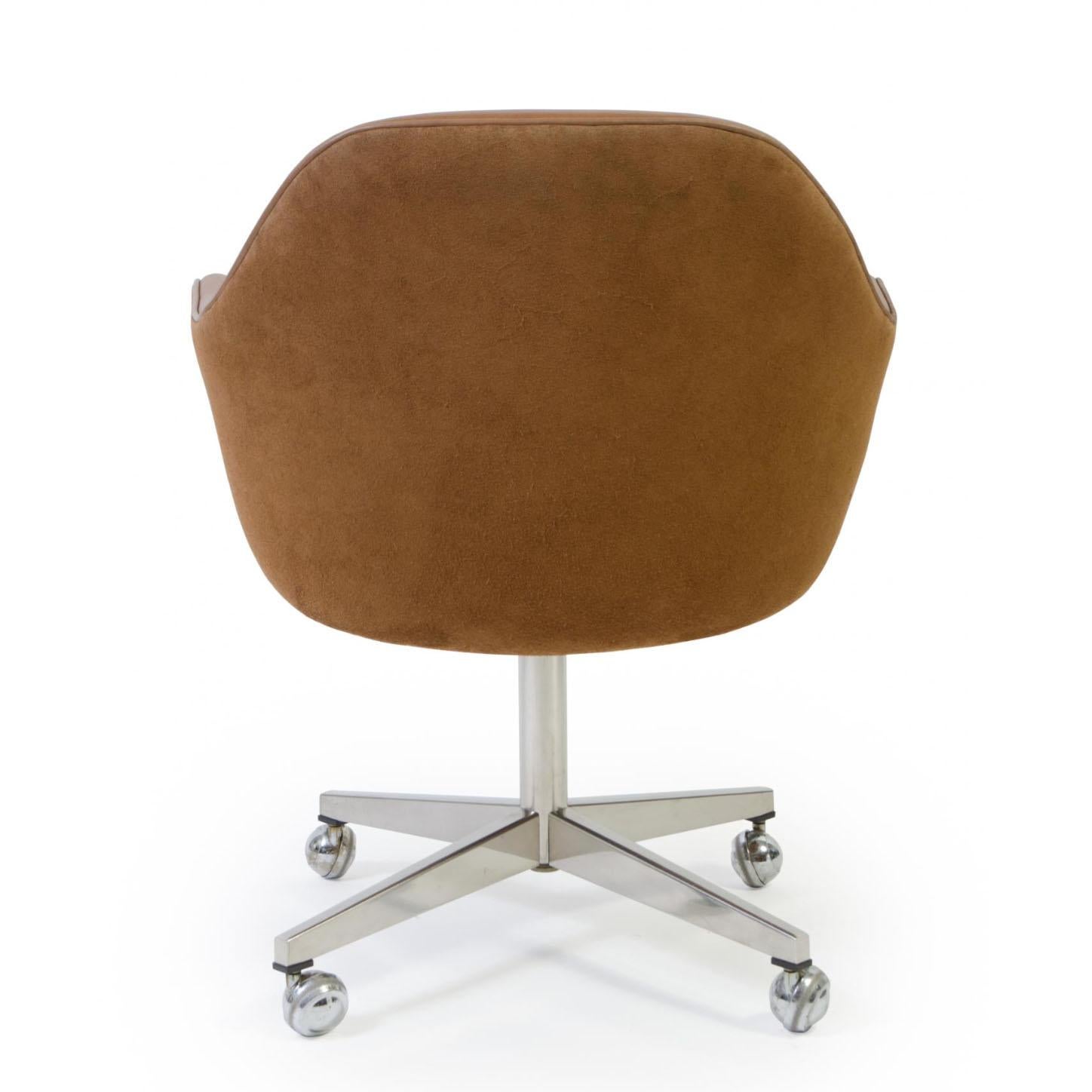 Mid-Century Modern Chaise de bureau Knoll en cuir/suède de selle contrasté, base pivotante vintage en vente