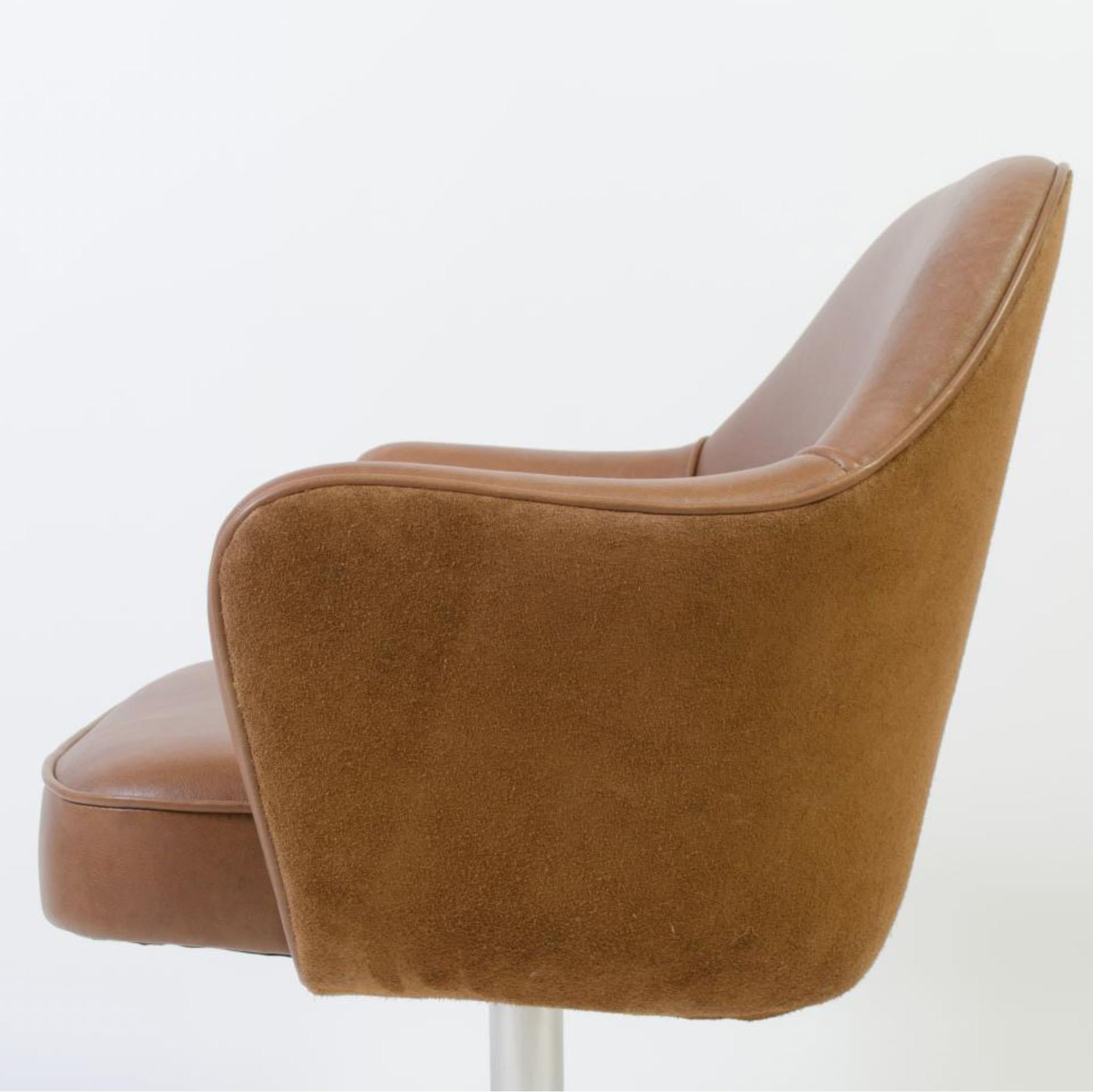 Américain Chaise de bureau Knoll en cuir/suède de selle contrasté, base pivotante vintage en vente