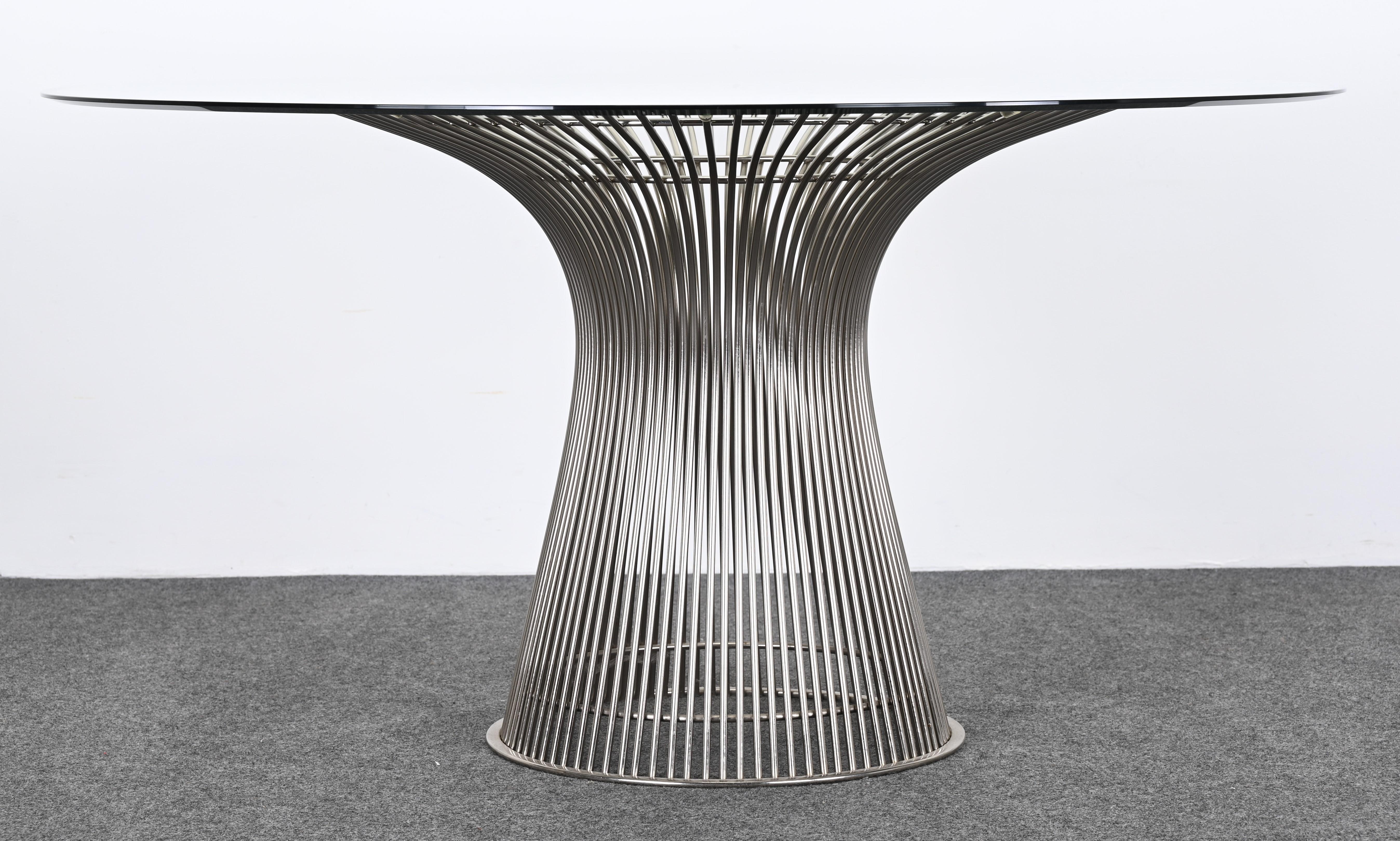 Une table exquise conçue par Warren Platner pour Knoll. Cette table de salle à manger emblématique s'intègre parfaitement dans un intérieur contemporain, transitionnel ou traditionnel. Cet ensemble présente un design intemporel qui ne se démodera