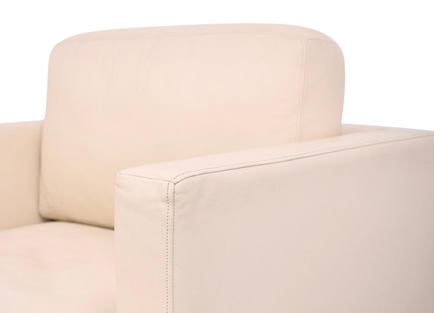 Defined by a low profile, boldly outlined architectural surrounds and soft interior cushions, the D'Urso Residential Lounge collection delivers casual modern comfort to any interior.
Designed by Joseph Paul D'Urso, 2008
Vicenza Ponte Furo leather,