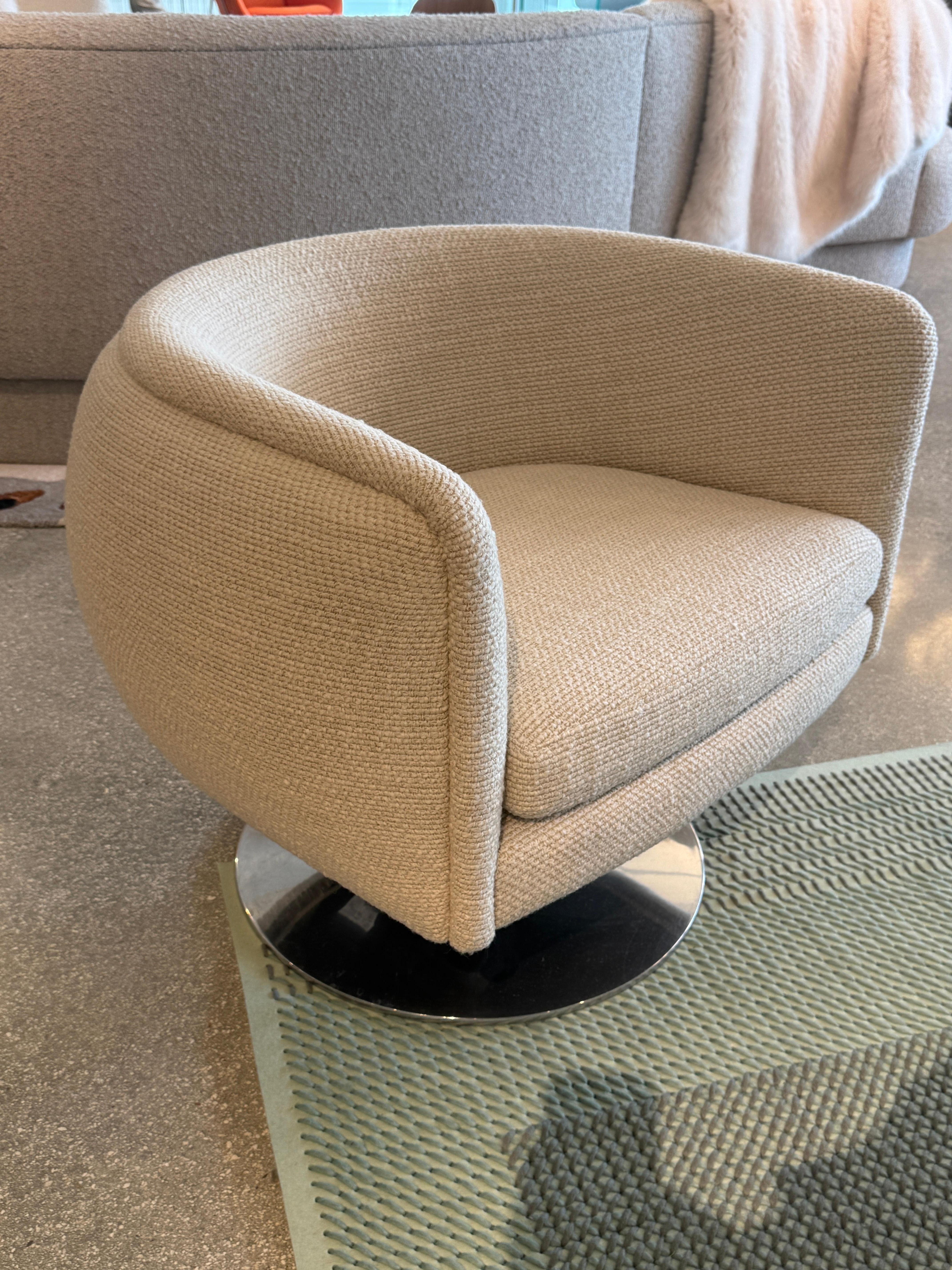 The Knoll D’Urso Swivel Lounge Chair, designed by Joseph Paul D’Urso in 2008, blends minimalist form with exceptional comfort. This modern lounge chair features a gently curved silhouette and refined single-needle topstitching that evokes a