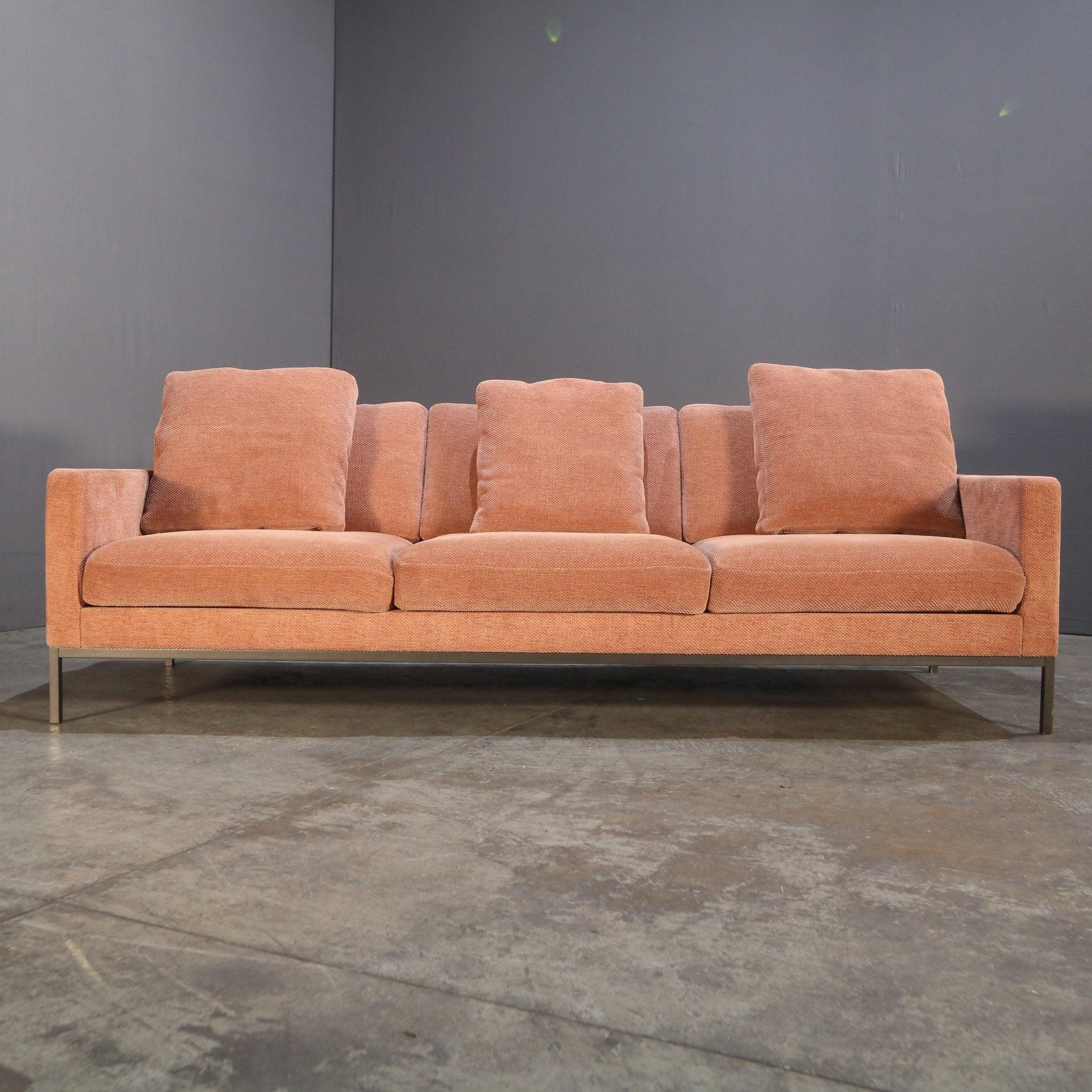 Introducing the Knoll Dusky Pink Fabric Relax Sofa, a timeless piece designed by the renowned Florence Knoll. This stunning sofa features a plush, comfortable seat upholstered in a soft dusky pink fabric, perfect for adding a touch of elegance to