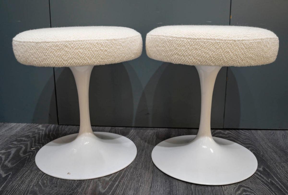 Eero SAARINEN for KNOLL International, ‘TULIP’.


Pair of stools with Rilsan-covered aluminium legs.

Bouclette fabric, brand new.
Marked under the base.
Size :

H : 42 cm
Diameter : 38 cm 
More photos on request. 
Unit price 975 euros