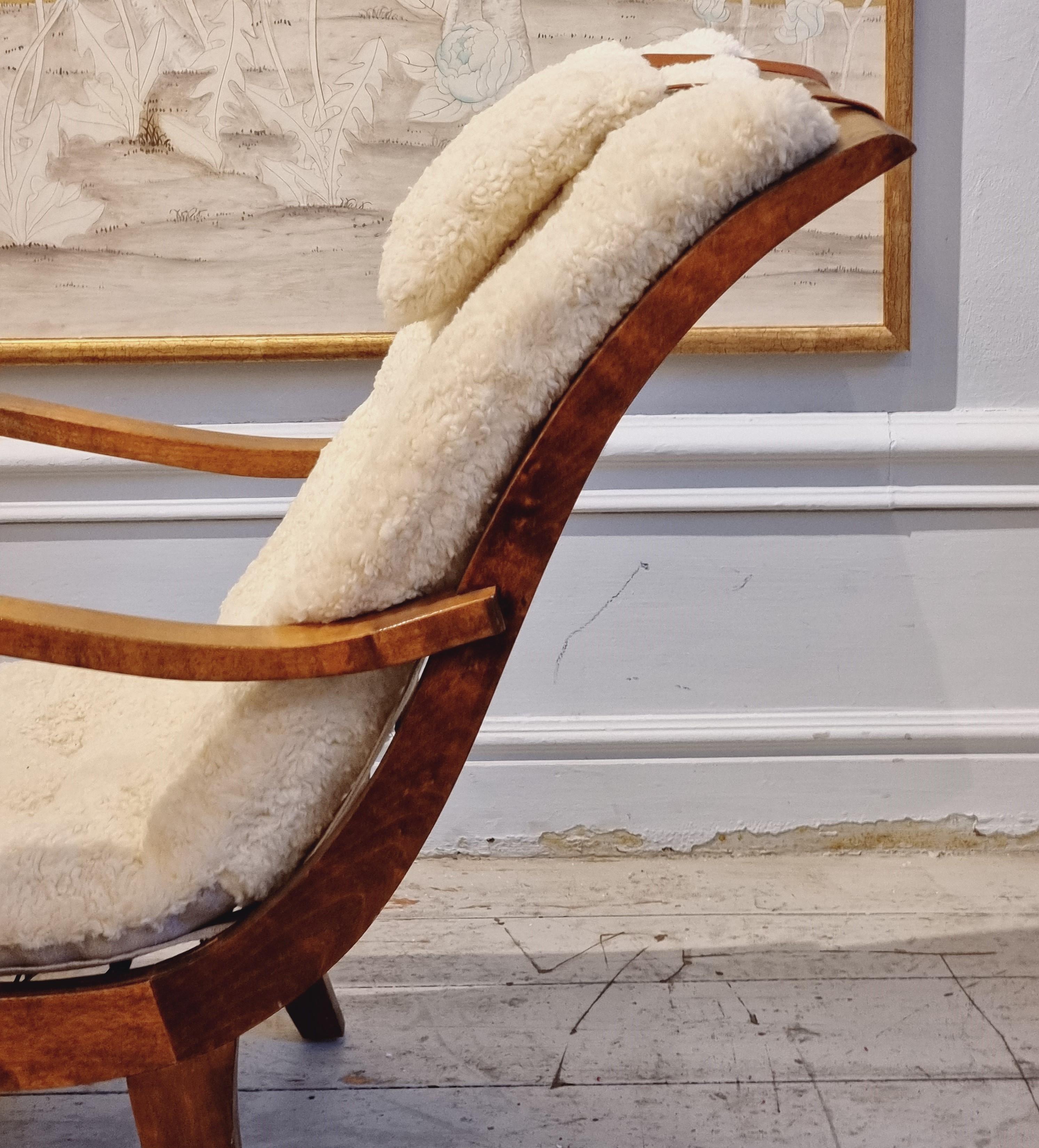 Easy chair in stained beech veneer and re-upholstered wool fabric. Beautiful swan neck shaped back, the metal feathers makes the chair comfortable and adjusts perfectly after the person seated. 

Produced by Wilhelm Knoll, Malmö, 1930s. In good