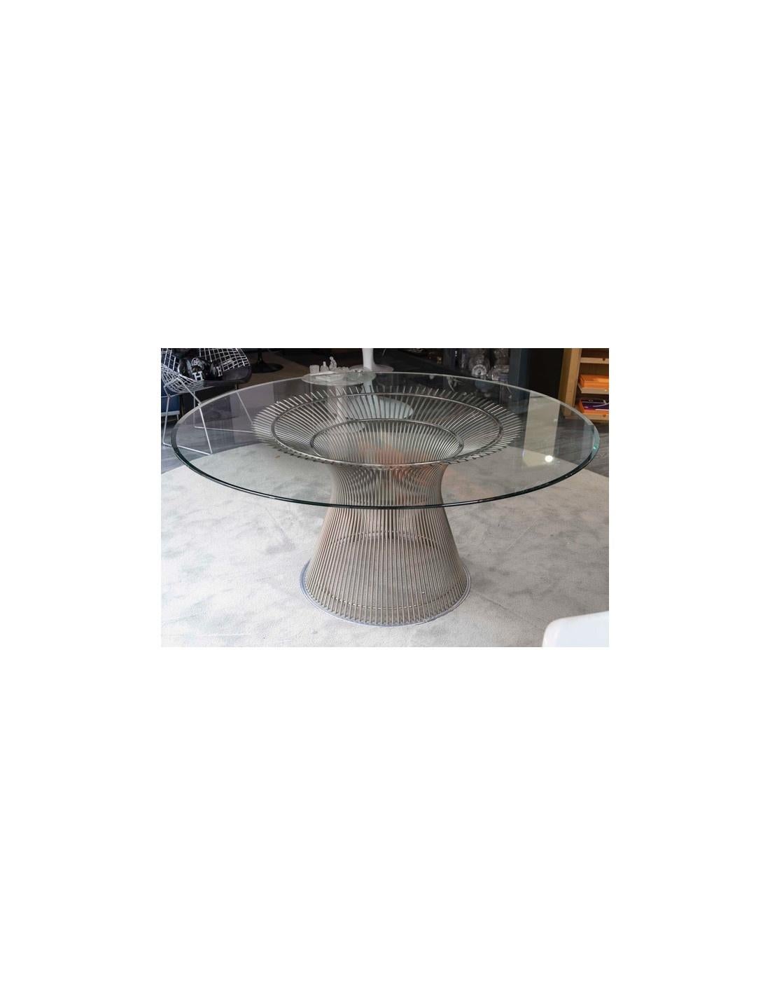 Collezione creata da Warren Platner nel 1962.

Finitura in nichel brillante con vernice trasparente protettiva.

Alla base delle gambe c'è un anello protettivo in plastica trasparente. Il piano è in vetro temperato.

Altezza 70 cm.

Diametro 152 cm.