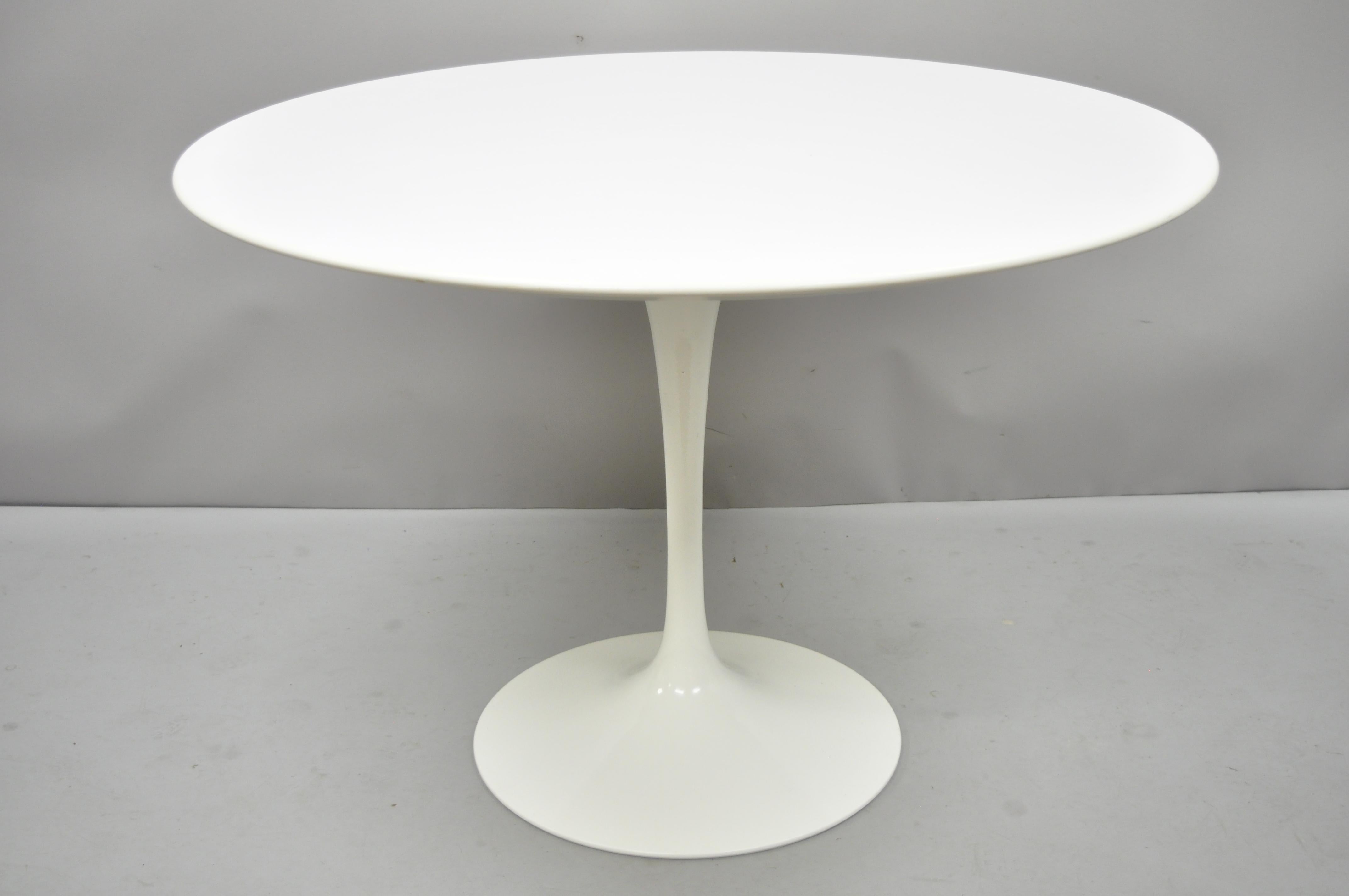 Metal Knoll Eero Saarinen Round White Laminate Top Dining Table Made in Italy