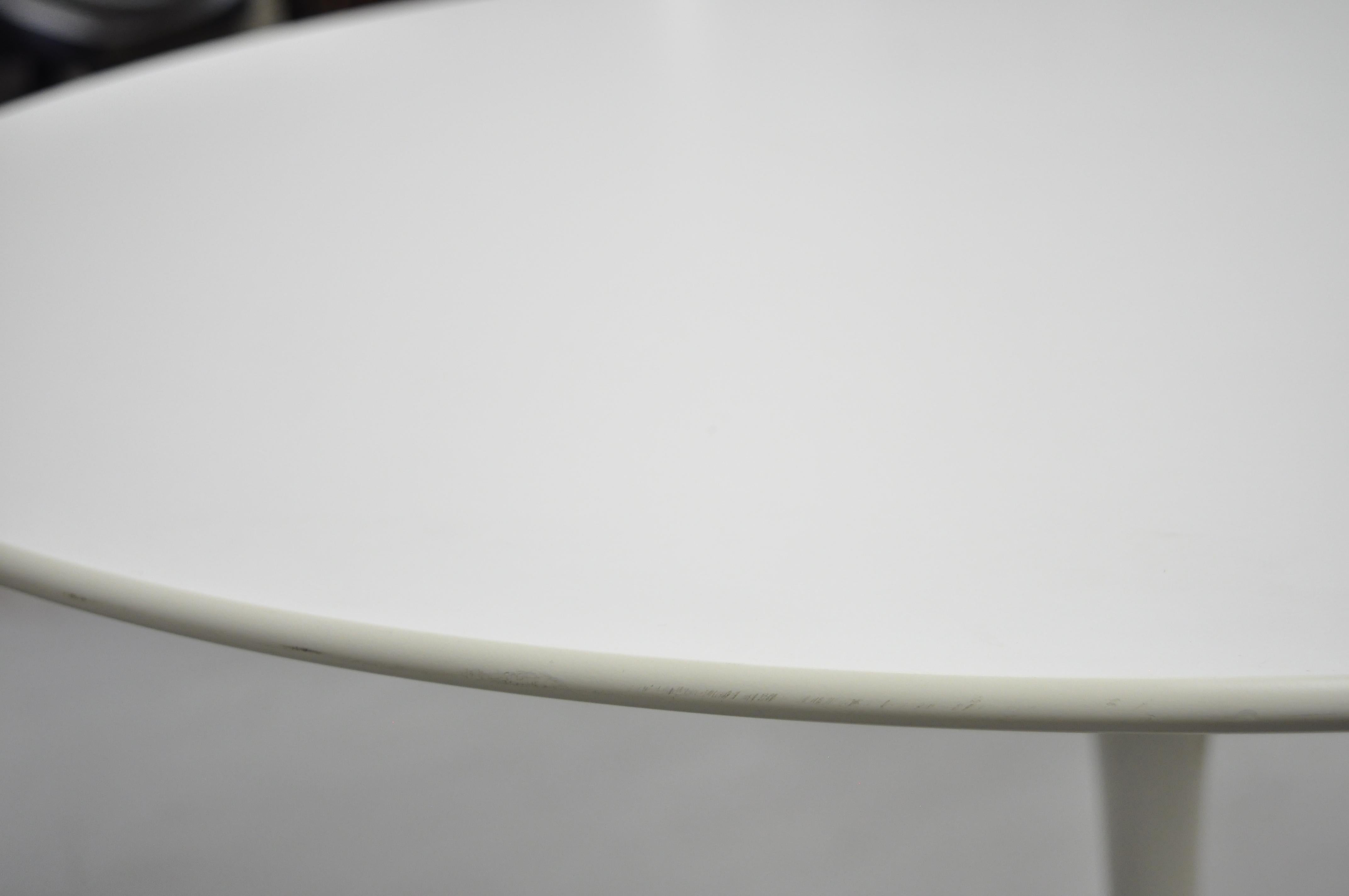 Knoll Eero Saarinen Round White Laminate Top Dining Table Made in Italy In Good Condition In Philadelphia, PA