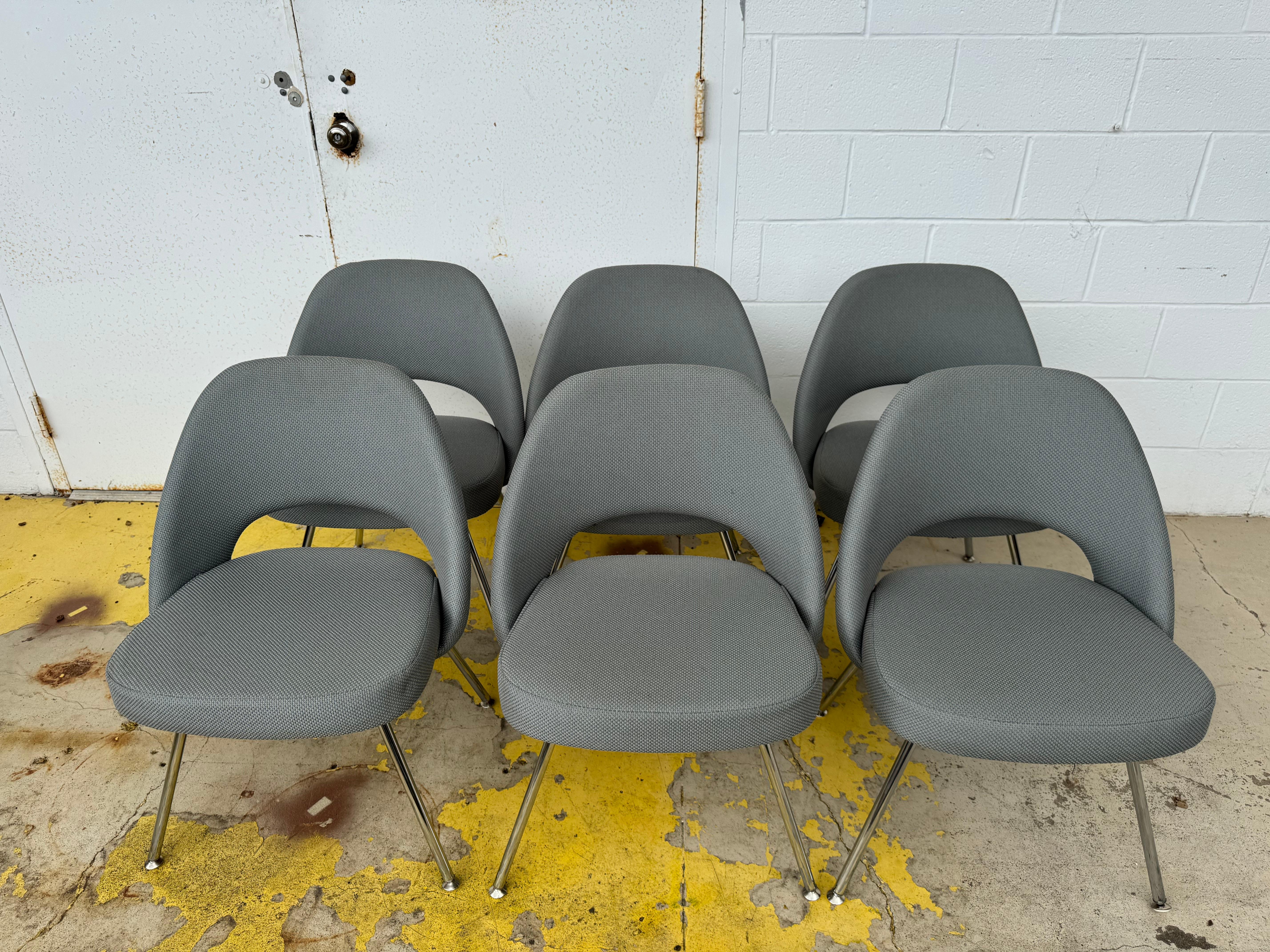 200+ en stock  Chaises d'appoint Saarinen 

Chaises d'appoint classiques de Saarinen en tapisserie Knoll. 
Pieds tubulaires en métal avec patins en métal.

