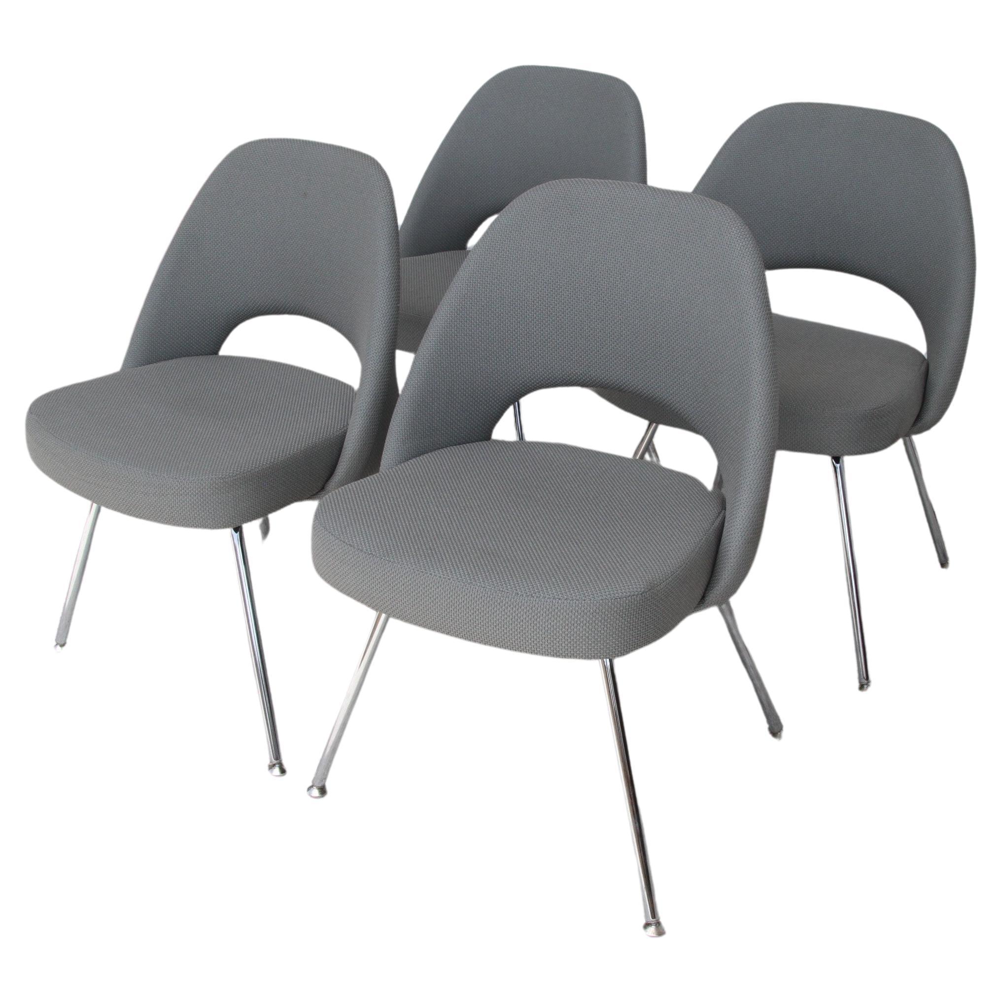 Oltre 200 in stock  Sedie laterali Saarinen 

Poltroncine classiche di Saarinen con imbottitura Knoll. 
Gambe tubolari in metallo con piedini in metallo.
