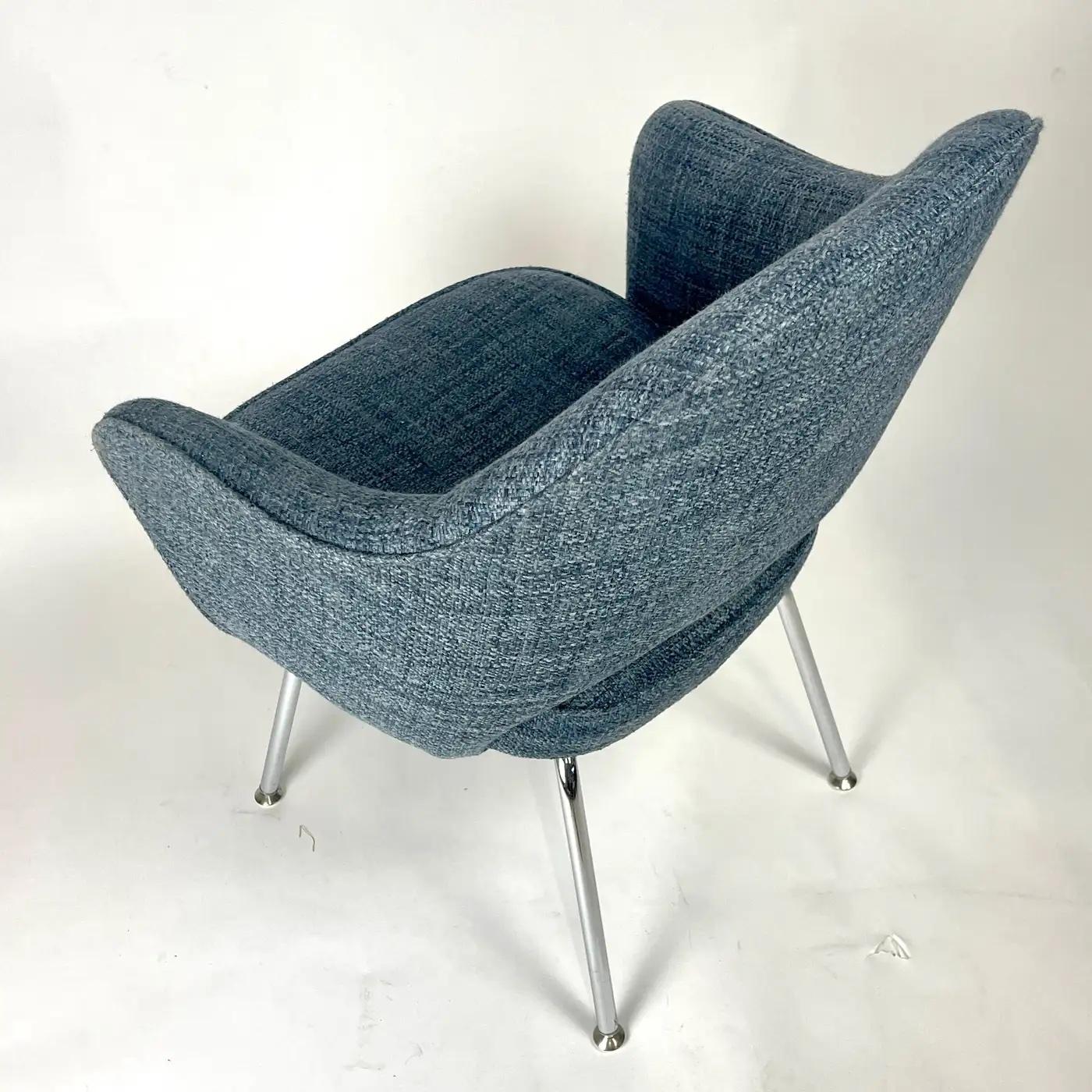 KNOLL Eero Saarinen Executive Armchair- Textured Blue Knoll Upholstery In Good Condition In Hudson, NY