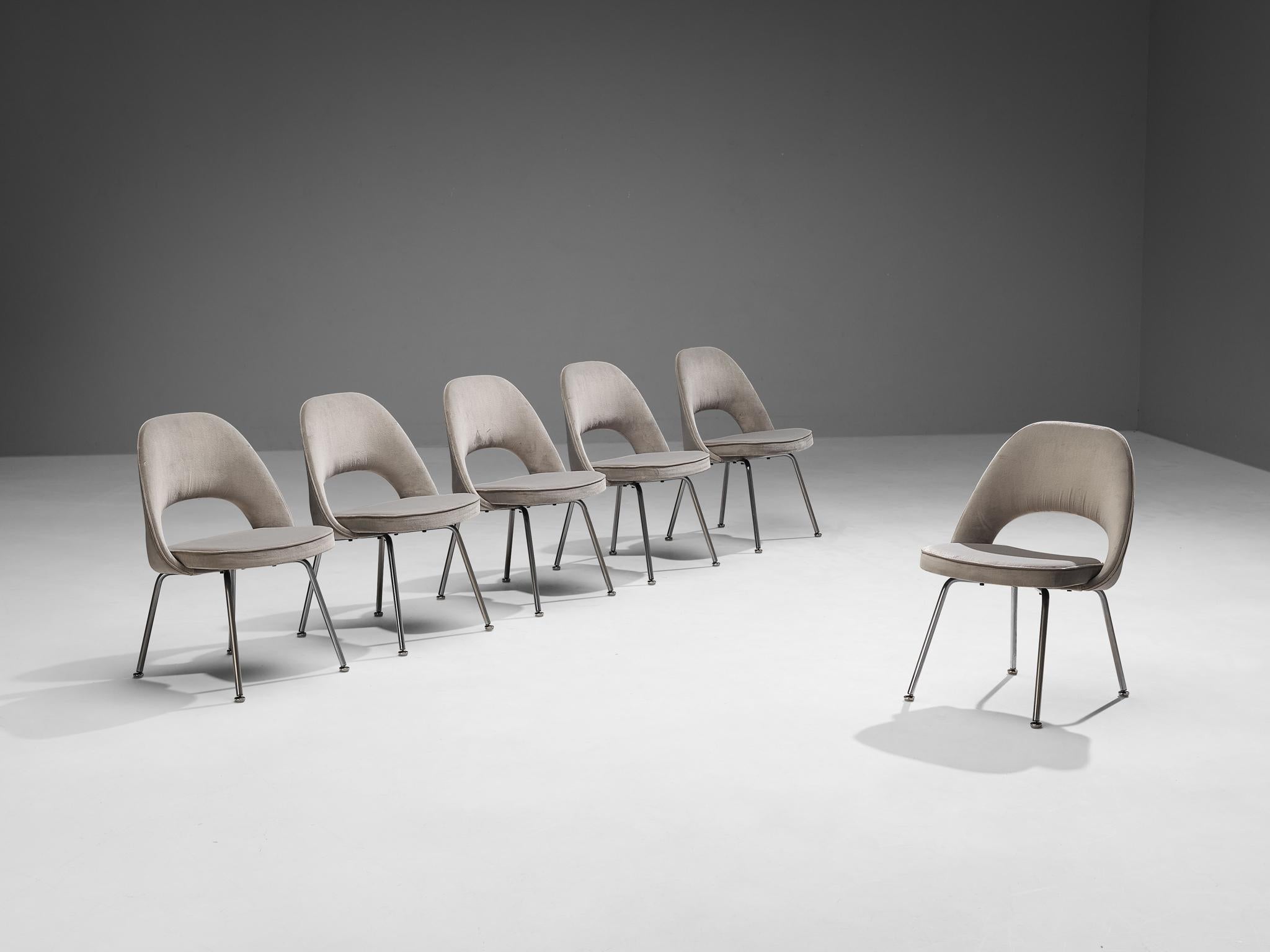 Eero Saarinen für Knoll International, Satz von sechs Esszimmerstühlen, Modell 72, verchromter Stahl, Samt, Vereinigte Staaten, Entwurf 1948, spätere Produktion

Satz von sechs organisch geformten Stühlen, entworfen von Eero Saarinen. Eine