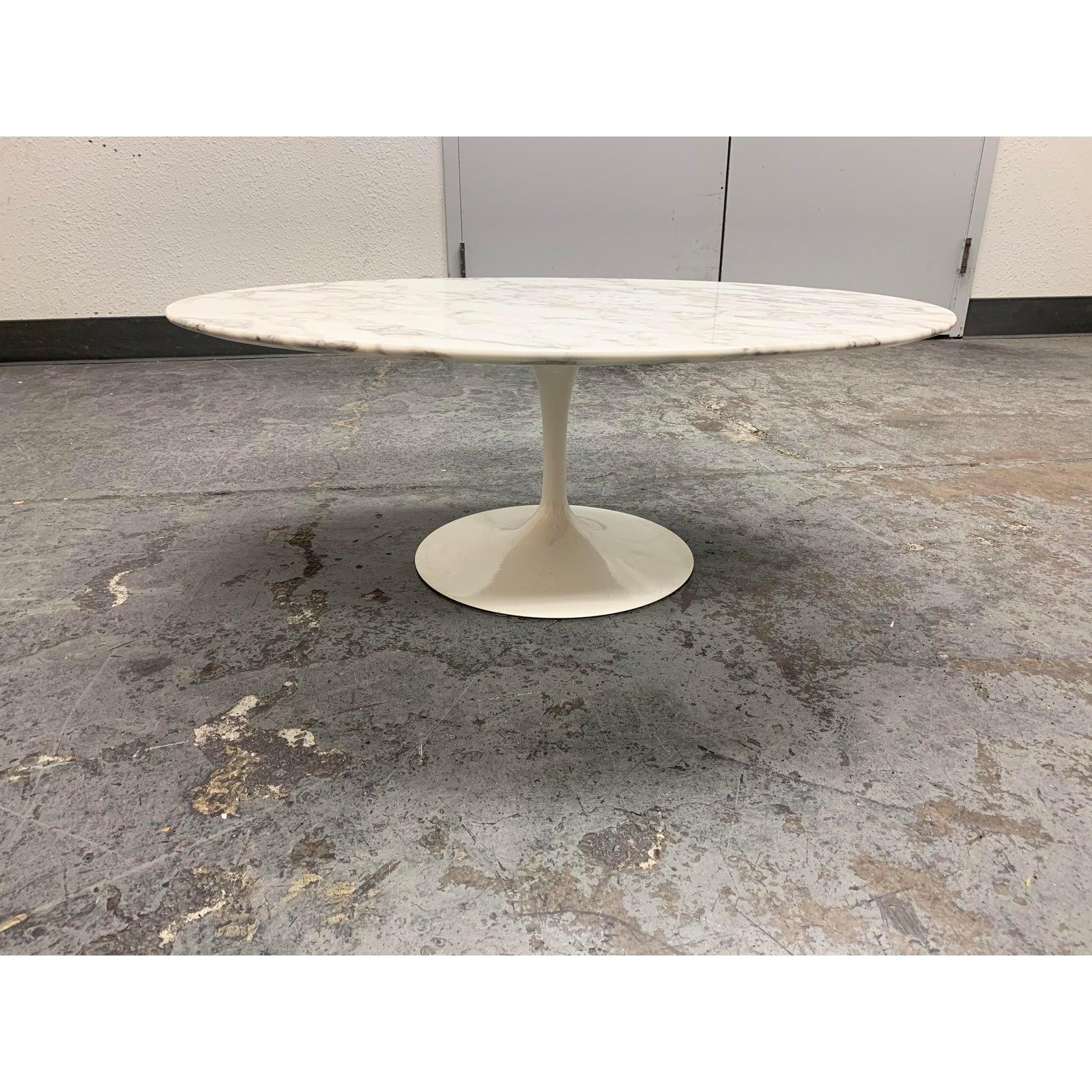 Presents a Saarinen low oval coffee table by Knoll. Designed by Eero Saarinen in 1956. In a 1956 Time magazine cover story, Eero Saarinen said that “the underside of typical tables and chairs makes a confusing, unrestful world” and he was designing