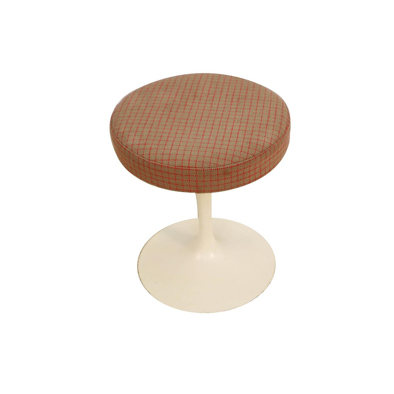 Classic Mid-Century Modern swivel “Tulip” stool designed by Eero Saarinen (USA 1910-1961) for Knoll Furniture International in 1956. Features original olive green wool upholstery with contrasting cream check grid lines covering a padded circular