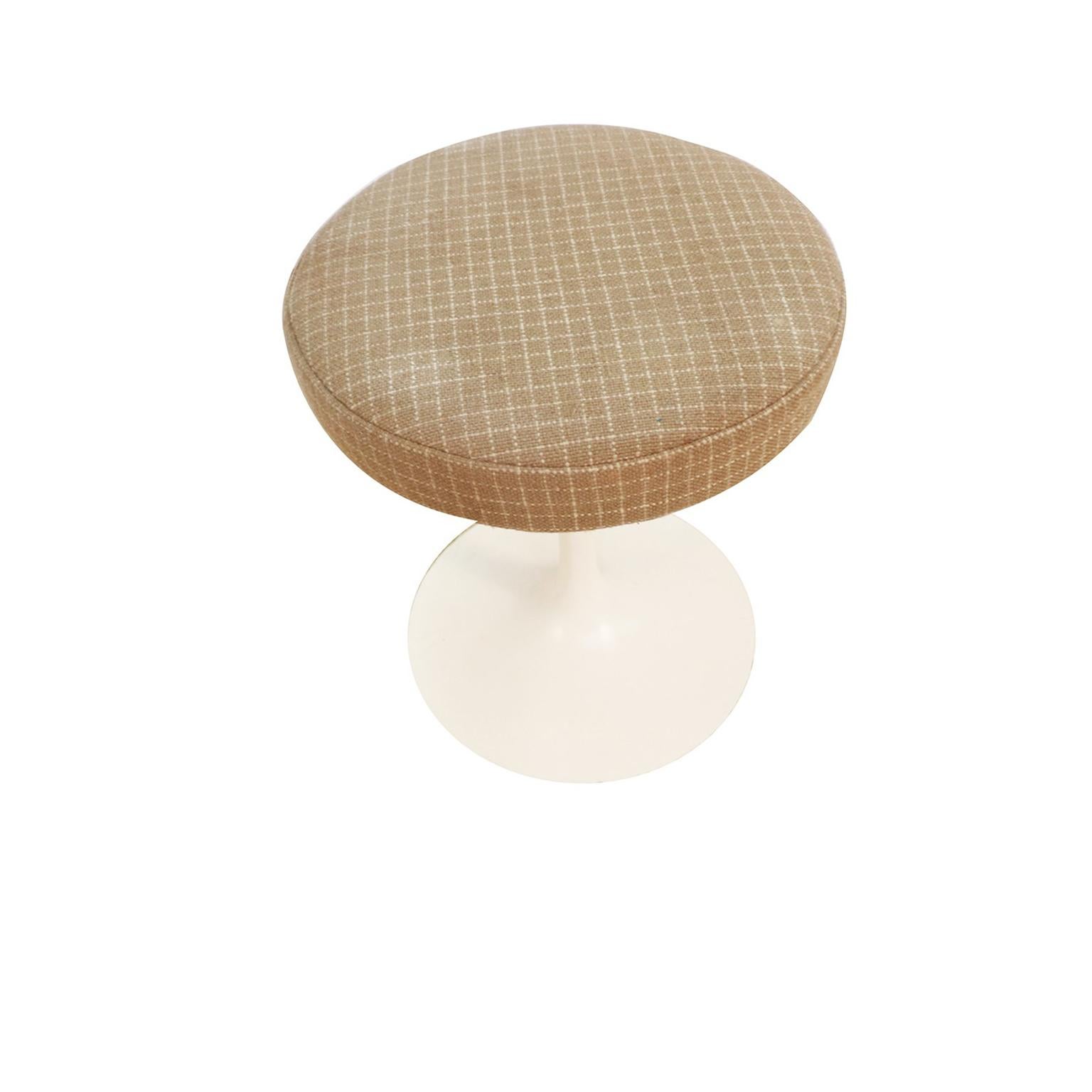 Classic Mid-Century Modern swivel “Tulip” stool designed by Eero Saarinen (USA 1910-1961) for Knoll Furniture International in 1956. Features original beige wool upholstery with contrasting coral red check grid lines covering a padded circular seat