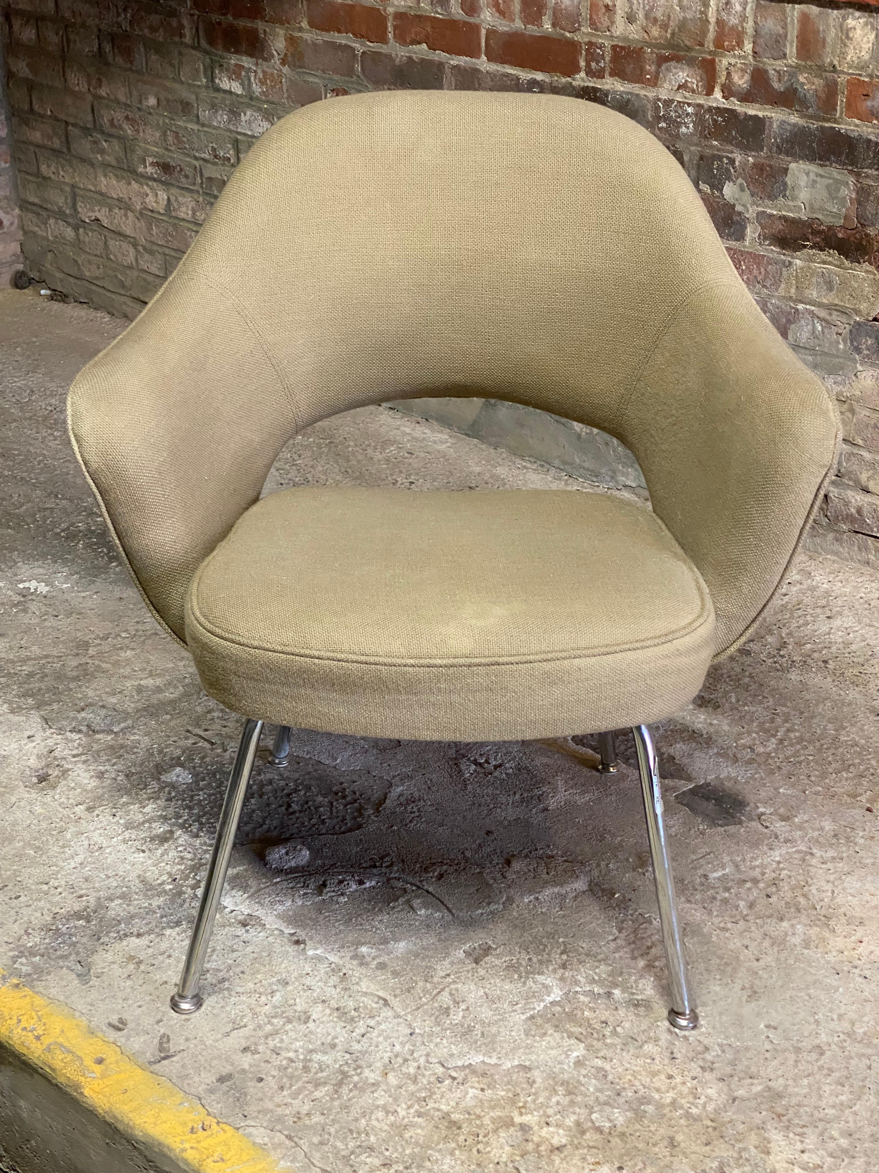 Un bel exemple de fauteuil de direction Eero Saarinen Model 71 de Knoll International. Cette chaise particulière provient directement des bureaux d'IBM sur le campus de Poughkeepsie, dans l'État de New York. Circa 1970. Signé en bas avec le label