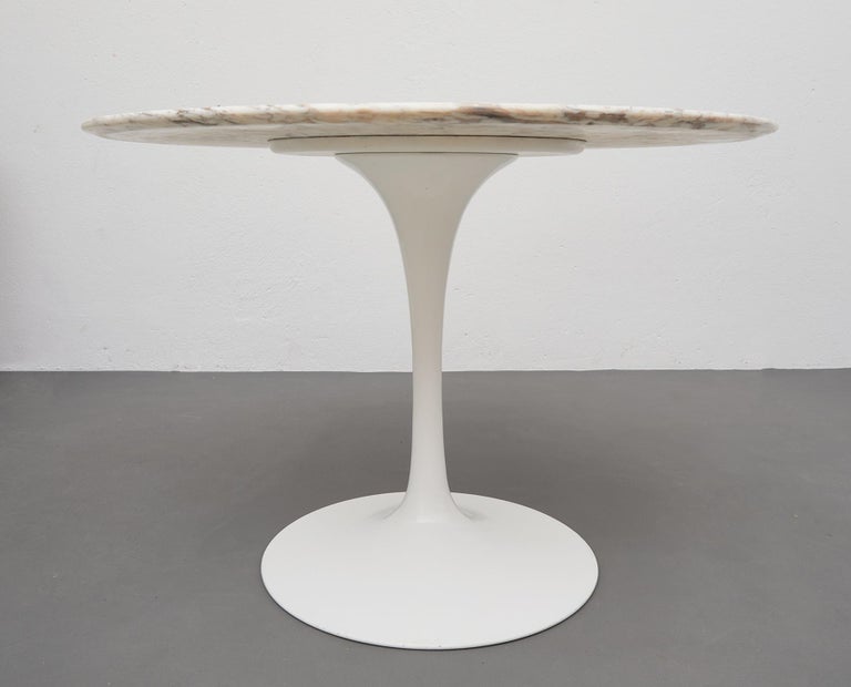 Mid-Century Modern Knoll Eero Saarinen Round Tulip Table with Stunning Arabescato Marble Top For Sale