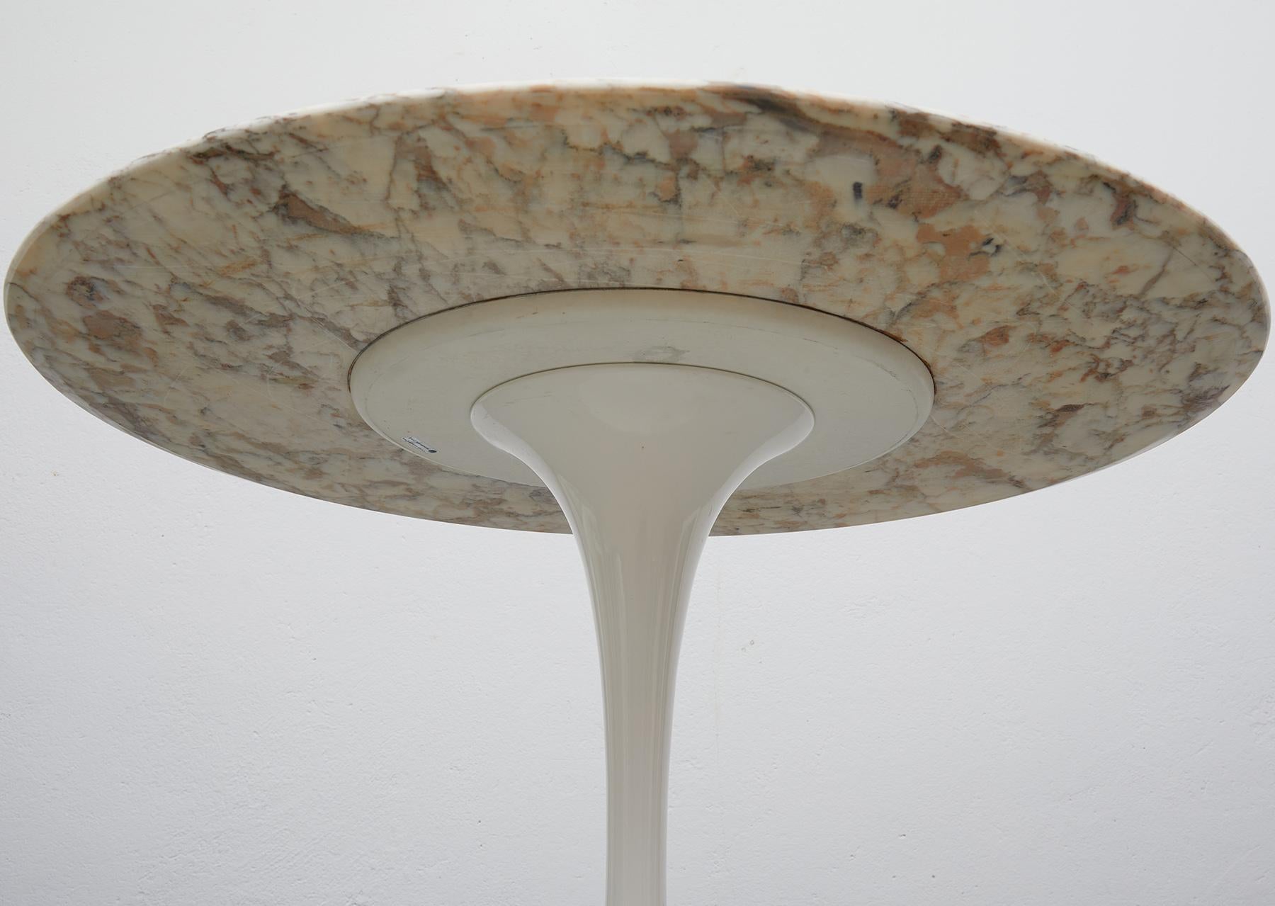 Knoll Eero Saarinen Round Tulip Table with Stunning Arabescato Marble Top In Good Condition In Renens, CH