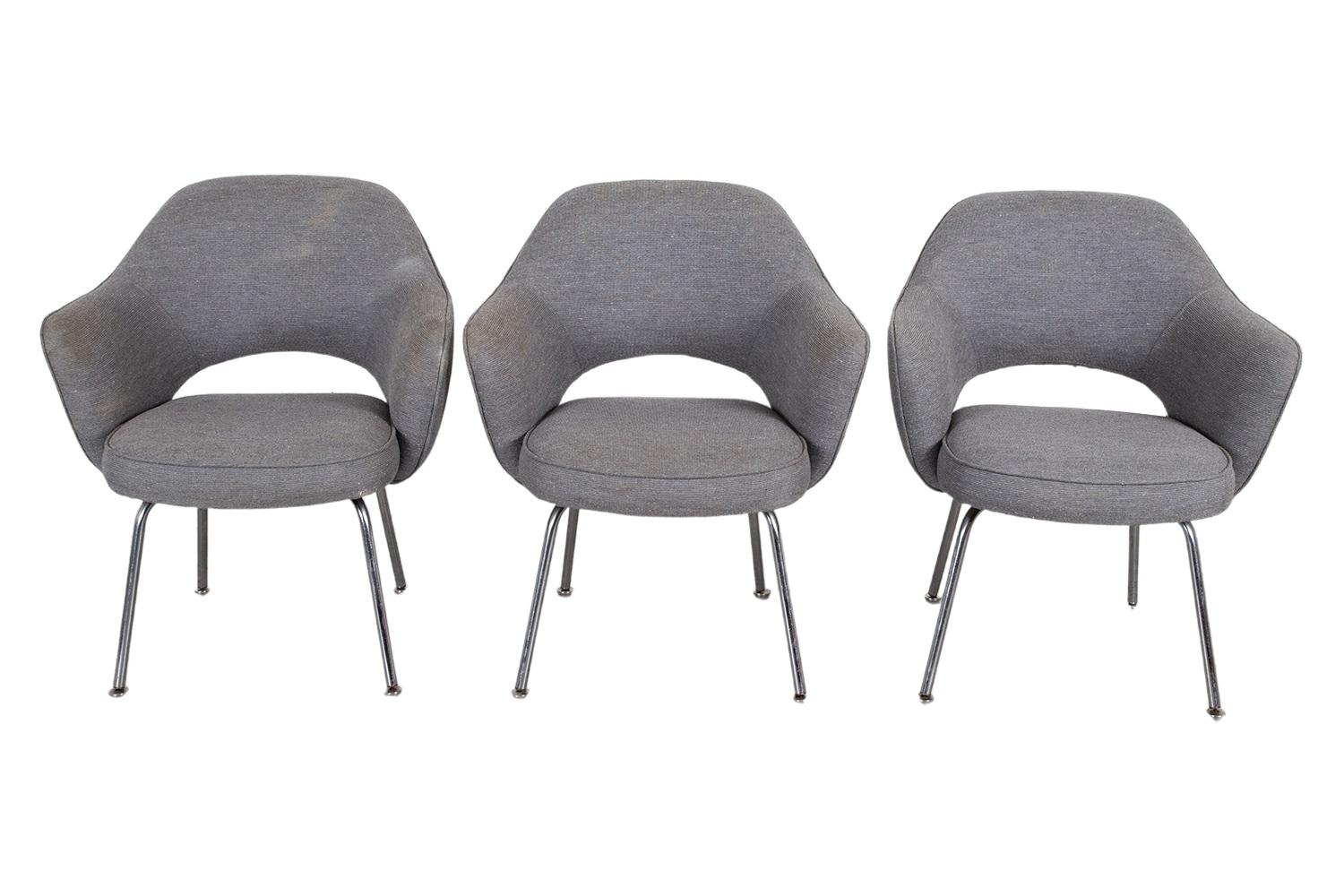 Classico set di sei poltrone direzionali, sedie laterali, nello stile di Eero Saarinen (USA) per Knoll design. Presenta un profilo straordinario, con bracci eleganti, una forma scultorea e gambe tubolari ricurve. Prezzo per sedia - $1100 per sedia. 