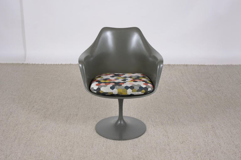 This vintage armchair from the 'Tulip' collection was designed by Eero Saarinen for Knoll International is in great condition and has a newly upholstered seat cushion. This iconic tulip pedestal set is designed by Eero Saarinen in the 1950s and it