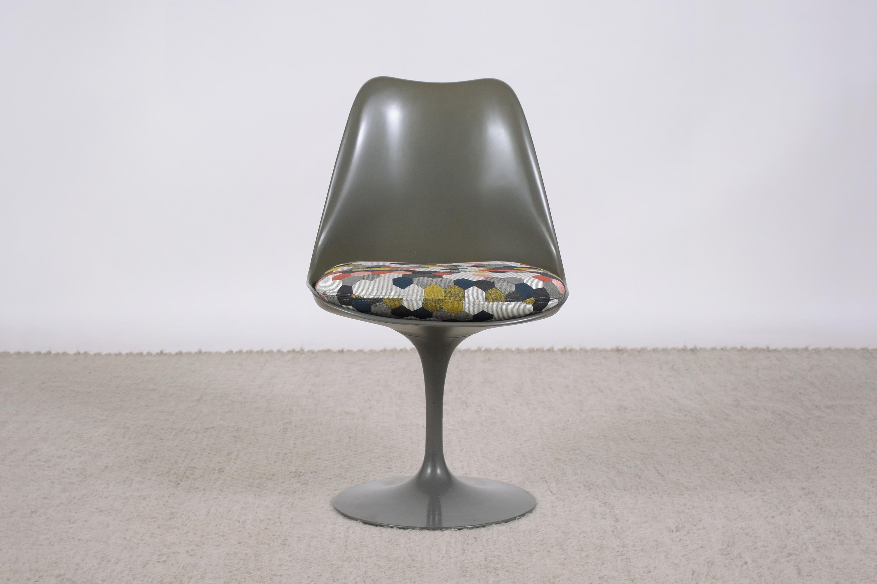 This vintage chair from the 'Tulip' collection was designed by Eero Saarinen for Knoll International is in great condition and has a newly upholstered seat cushion. This iconic tulip pedestal set is designed by Eero Saarinen in the 1950s and it took