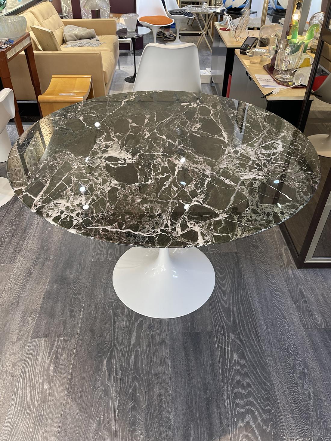 Eero Saarinen for KNOLL International,
Dining table,
White lacquered cast aluminum tulip base,
Marble top:green imperial .

Marked under the base. Diameter : 107cm height. : 72cm.

New condition

More photos on request.

