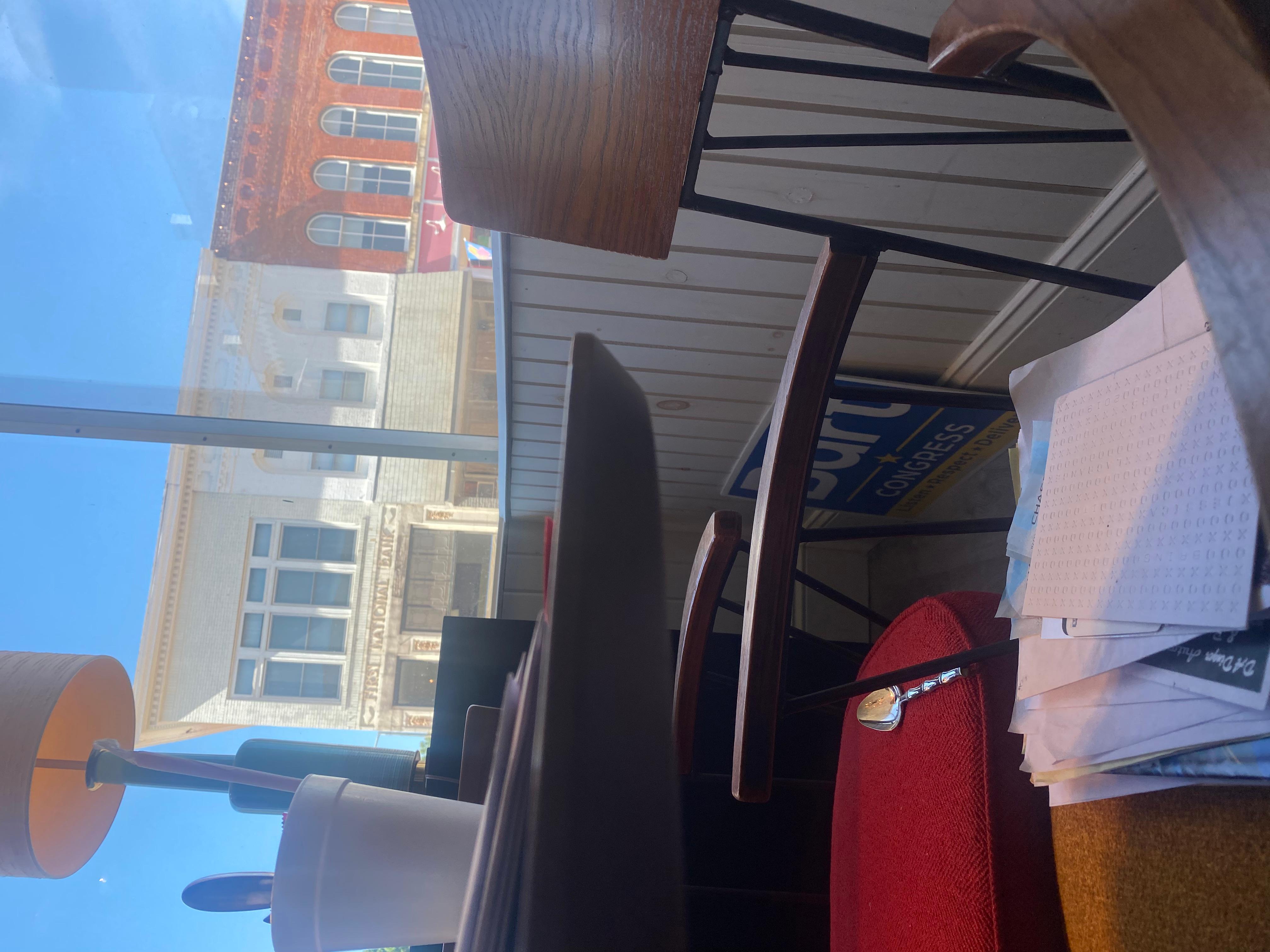 Una mesa de comedor elíptica Knoll personalizada de la oficina de The Hyatt Corporation.
Mesa de tablero ovalado elevada sobre cuatro patas separadas.
Medidas: 29
