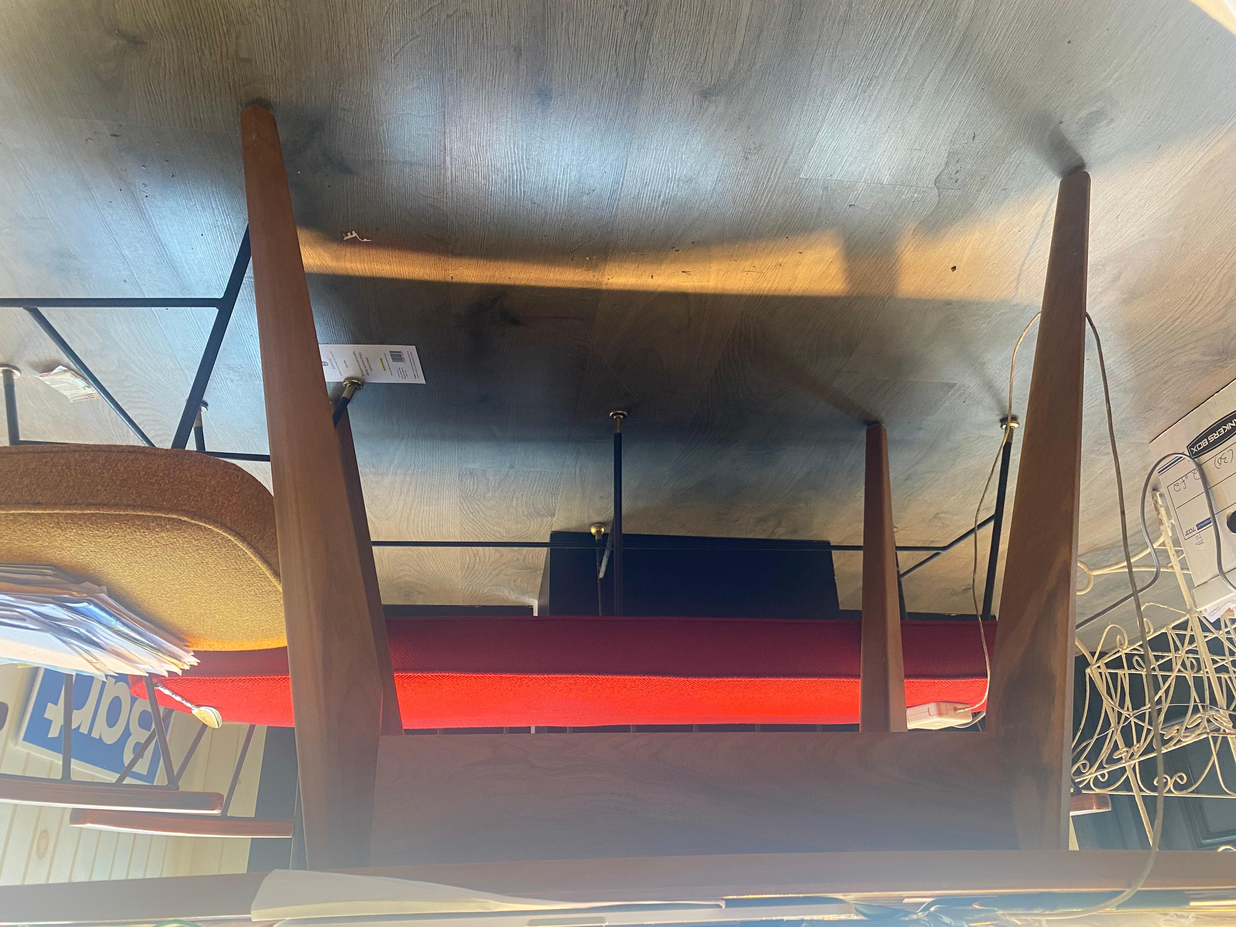 Mesa de comedor elíptica Knoll de la oficina Hyatt Corporation en Excelente estado para la venta en Buchanan, MI