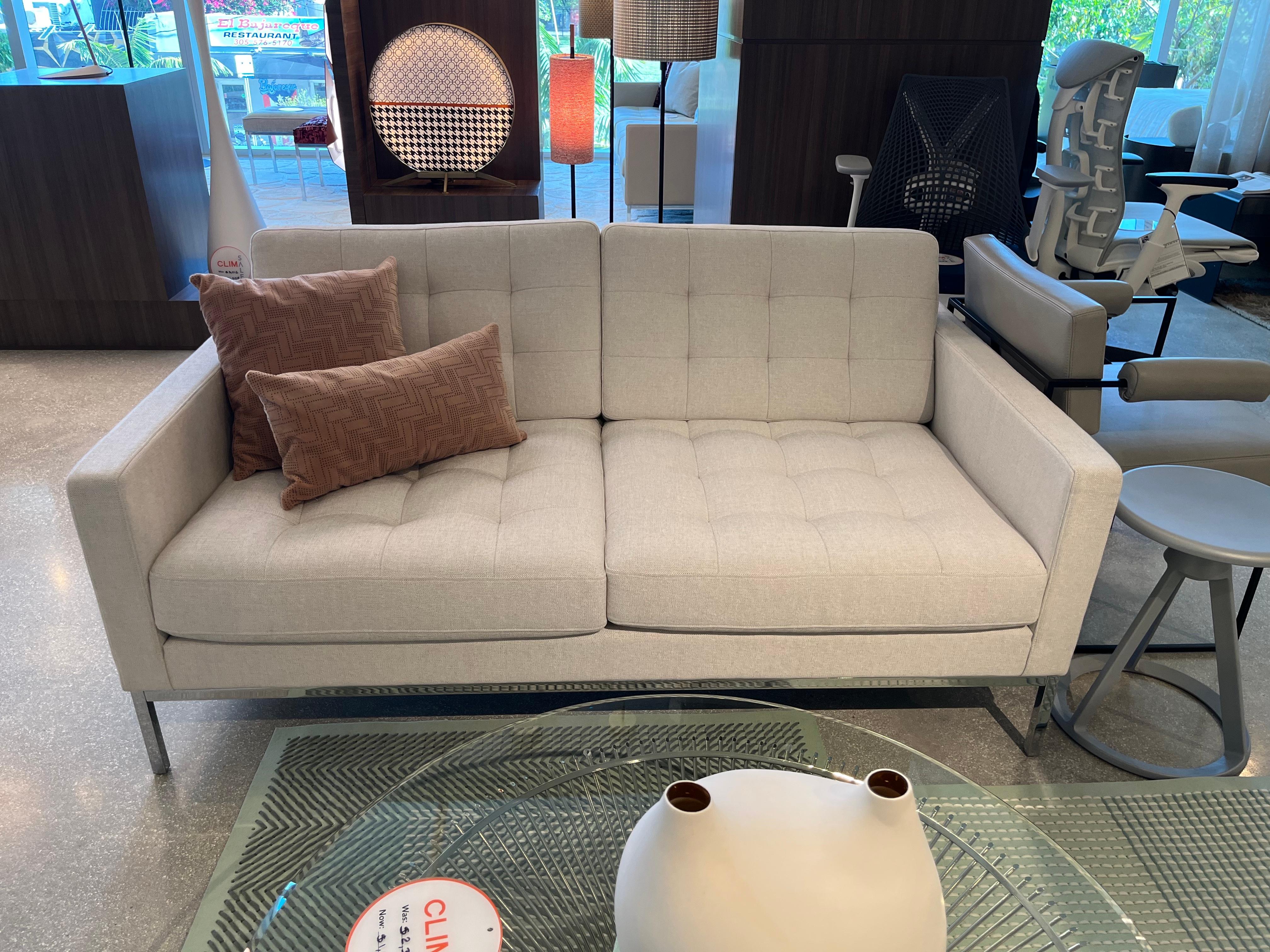 Dieser ikonische Zweisitzer wurde 1954 von Florence Knoll entworfen und spiegelt ihren architektonischen Ansatz für Möbel wider - schlicht, geometrisch und zeitlos. Mit weicheren Proportionen und einer tieferen Sitzfläche als bei der klassischen