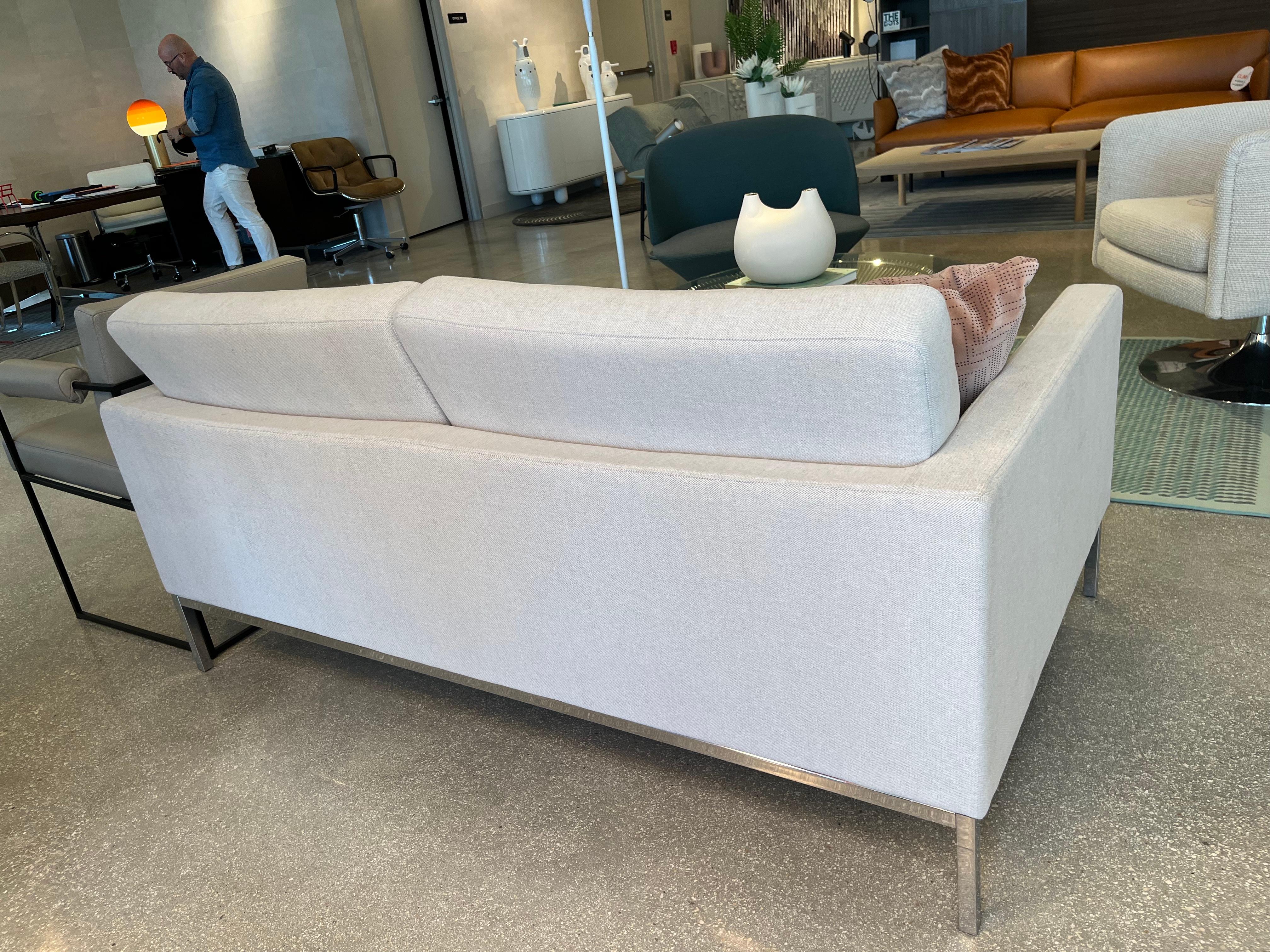 Florence Knoll Relaxed Zweisitzer-Sofa (Moderne der Mitte des Jahrhunderts) im Angebot
