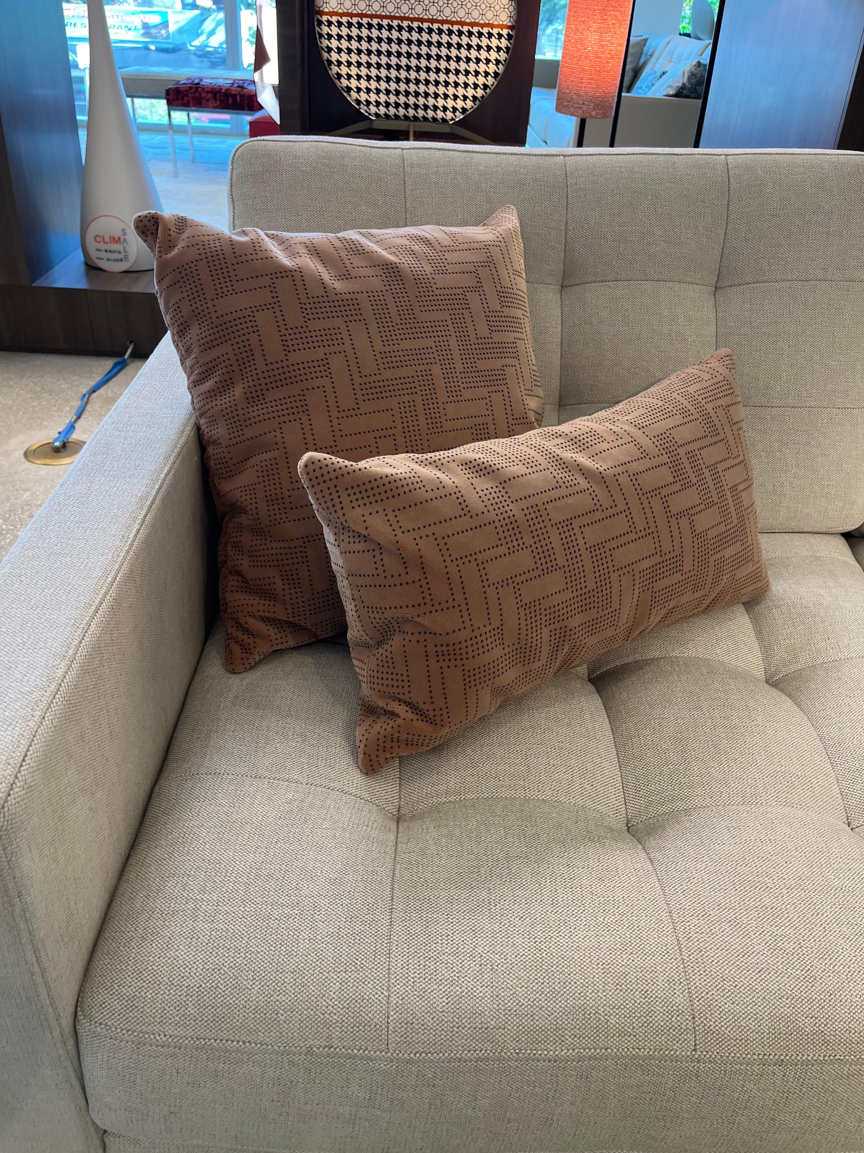 Florence Knoll Relaxed Zweisitzer-Sofa (Poliert) im Angebot