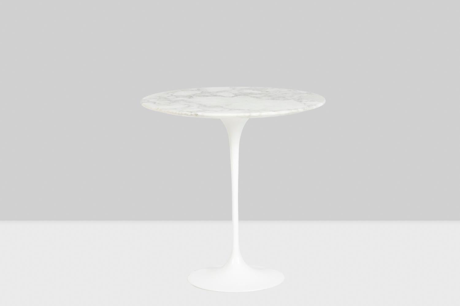 Eero Saarinen, by.
Florence Knoll, edited by.

Pedestal table model “Tulip”, with its Arabesco marble top and its white lacquered cast aluminum base.

American work realized at the end of the 20th century.