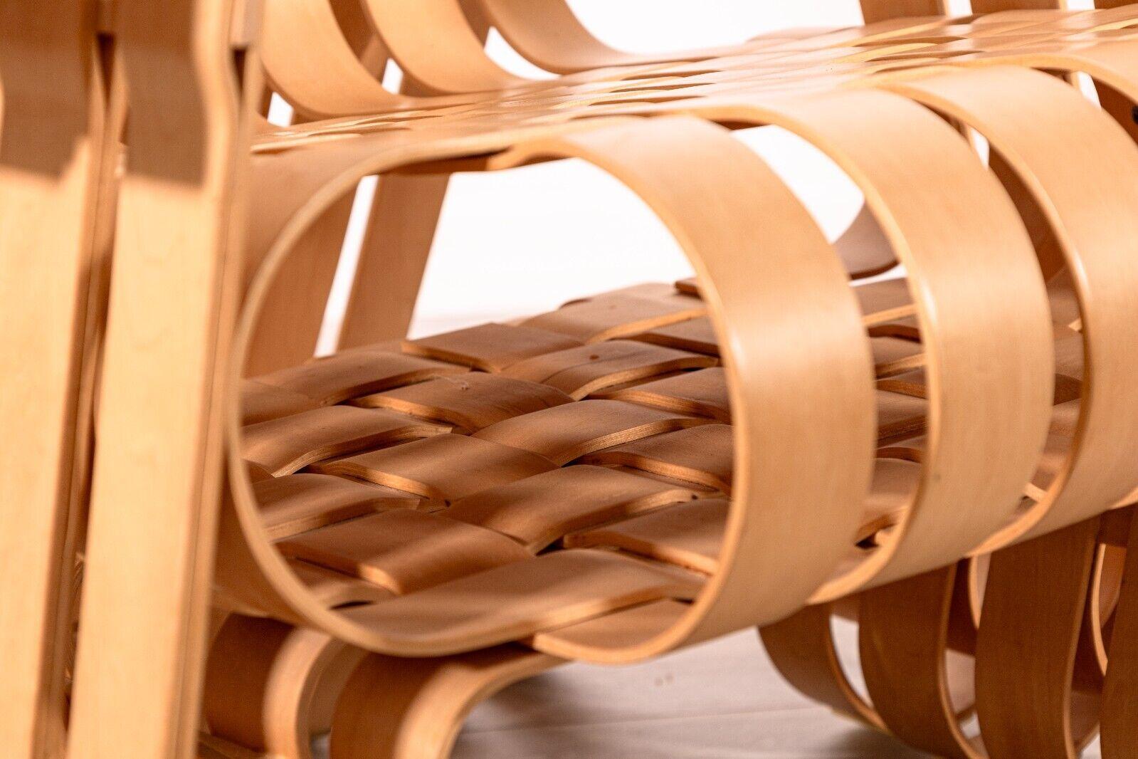 Fin du 20e siècle Knoll Frank Gehry Power Play Paire de fauteuils en bois courbé et pouf assorti en vente