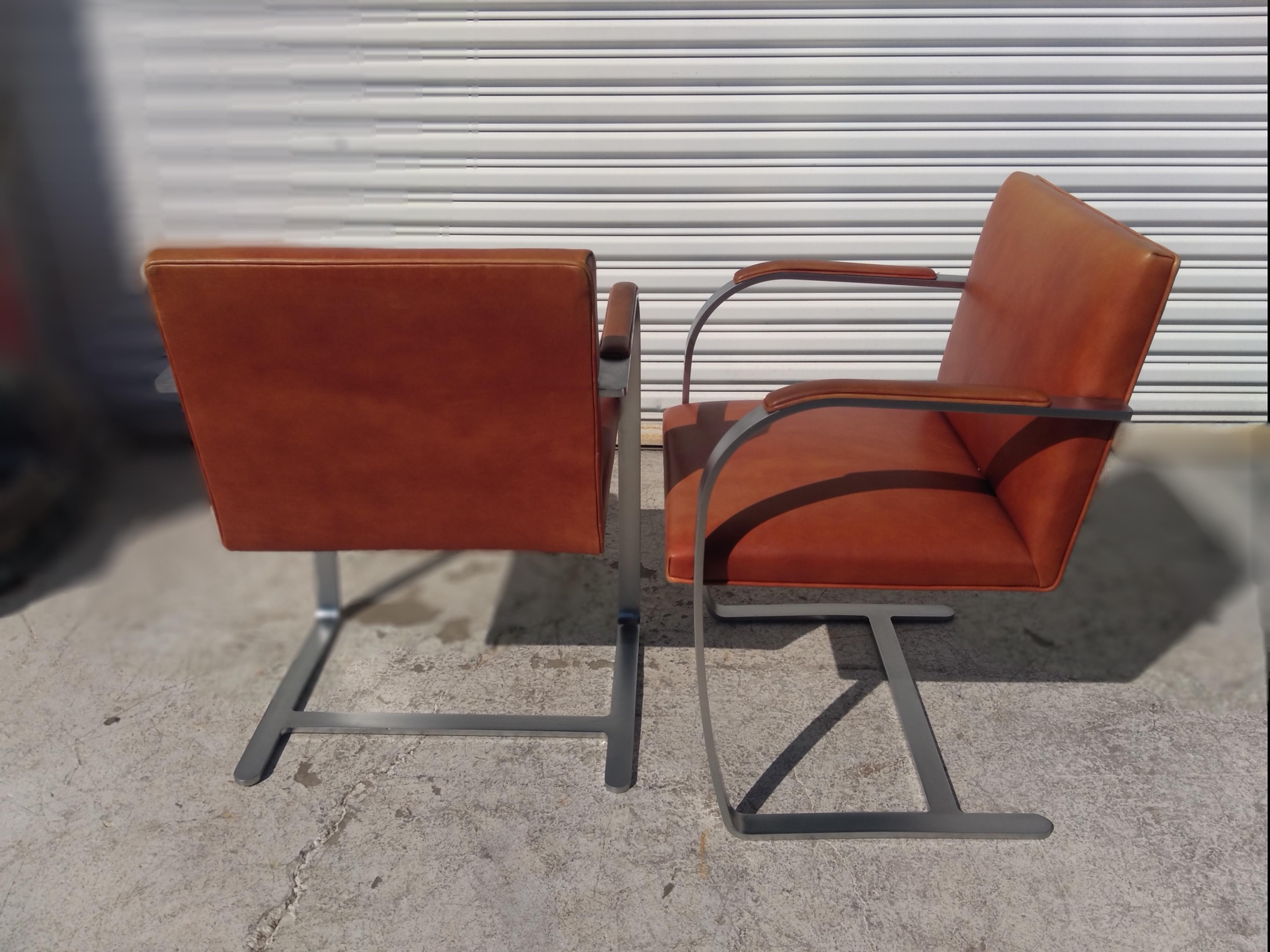 Knoll Furniture Mies Van Der Rohe Brünn Flache Bar-Sessel aus gebürstetem Stahl (Moderne der Mitte des Jahrhunderts) im Angebot